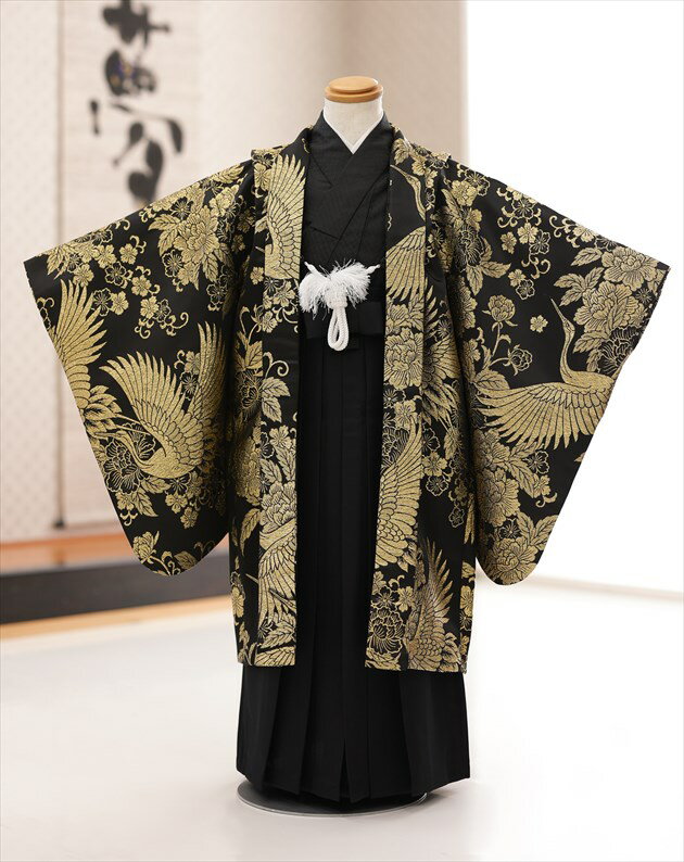 上記のご予約状況カレンダーを 必ずご確認いただきご注文下さい。 ご予約が入っていない商品は何も表示しておりません。ご利用日が予約期間と2日以上空いていればご利用可能です。 &nbsp; 着物のサイズなどについて詳しくお知りになりたい方は お電話でお気軽にお問い合せください。 【フリーダイヤル】 0120-140-375 【レンタルガイド】 ◆レンタルから返却までの流れ ◆レンタルご利用規約 ◆レンタル保険 ホっとプラス ◆ご予約のキャンセルについて ◆よくある質問 &nbsp; &nbsp;&nbsp; &nbsp; &nbsp; 【品　番】 d5535(黒地に慶び豪華金彩吉祥鶴/5歳男児/七五三) 【サイズ】 羽織丈：68cm/肩裄：49cm/袴丈：60cm 身長…約108cm〜120cm位 【素　材】 表地：上質ポリエステル/裏地：ポリエステル 【レンタル内容】 羽織、着物、長襦袢、袴、角帯、草履、足袋、扇子、懐剣、羽織紐、腰紐(2本)、サスペンダー※腰紐は希望本数がございましたら無料で追加可能です。ご注文時備考欄にてお申し付け下さい。 【レンタル期間】 レンタル期間は3泊4日となります。 基本ご利用日の2日前にお届けになります。 ご利用日の翌日夕方頃までに返却発送して下さい。 【おすすめ利用用途】 七五三や結婚式列席、発表会・卒園式・イベント・初詣・七草祝い 【気温が高い時期について】 9月や10月など気温が高い時期も快適にお着物を ご利用いただくため、長襦袢は通常タイプから涼しげな「涼襦袢」にご変更が可能です。 襟部分は通年用と同じ素材となりますので、見た目には違いが分からない仕様です。 ご希望の際にはご注文時選択肢よりお選びくださいませ。 【プレゼント】 当店オリジナルフォトブック＆感動スライド動画 【備考】 ※レンタル品です。販売用ではありません。※簡単な着付けマニュアルをお付けします。 ※下記予約状況表を必ずご確認下さい。 重複している期間でのご利用はできません 【扇子について】 扇子は非常に壊れやすいため、当店ではお子様の怪我防止として 「開かない扇子」での御用意とさせていただいております。予めご了承くださいませ。 【その他】 ※オールシーズン（春・夏・秋・冬）利用可能です。 *素材感や色合いの表現には個人差があり、環境により色合いが異なる場合がありますので、ご了承の上ご注文お願い致します。 &nbsp; &nbsp; &nbsp; ★安心のフルセットレンタル★ ★小物も含め、手軽に持ち運べる専用カバンにてお届けします★ &nbsp;