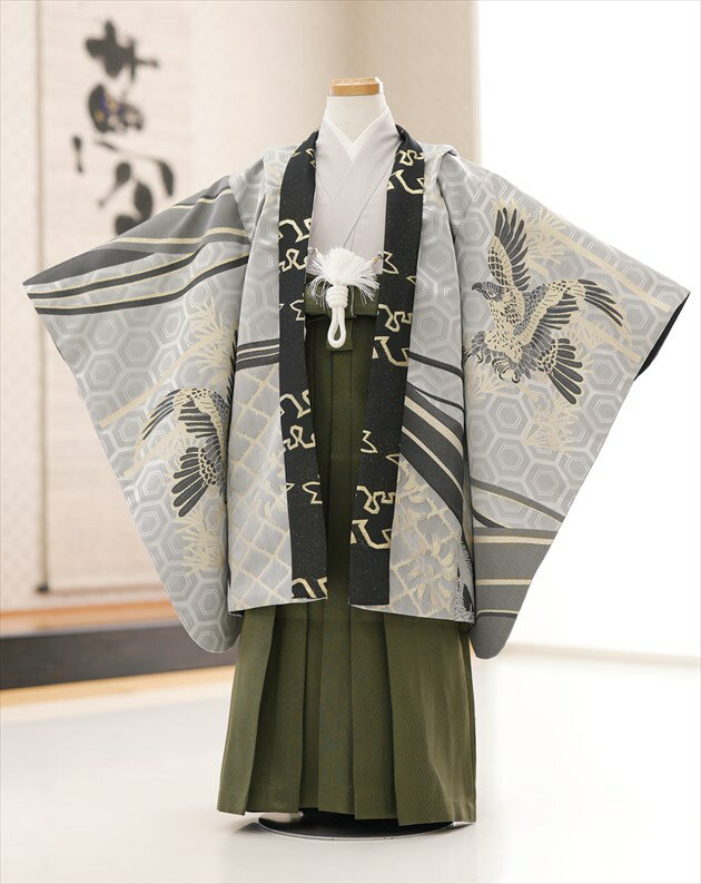 上記のご予約状況カレンダーを 必ずご確認いただきご注文下さい。 ご予約が入っていない商品は何も表示しておりません。ご利用日が予約期間と2日以上空いていればご利用可能です。 &nbsp; 着物のサイズなどについて詳しくお知りになりたい方は お電話でお気軽にお問い合せください。 【フリーダイヤル】 0120-140-375 【レンタルガイド】 ◆レンタルから返却までの流れ ◆レンタルご利用規約 ◆レンタル保険 ホっとプラス ◆ご予約のキャンセルについて ◆よくある質問 &nbsp; &nbsp;&nbsp; &nbsp; &nbsp; 【品　番】 d5567(「おりびと」 モダングレー慶び飛翔鷹/5歳男児/七五三) 【サイズ】 羽織丈：64cm/肩裄：49cm/袴丈：60cm 身長…約108cm〜120cm位 【素　材】 表地：上質ポリエステル/裏地：ポリエステル 【レンタル内容】 羽織、着物、長襦袢、袴、角帯、草履、足袋、扇子、懐剣、羽織紐、腰紐(2本)、サスペンダー※腰紐は希望本数がございましたら無料で追加可能です。ご注文時備考欄にてお申し付け下さい。 【レンタル期間】 レンタル期間は3泊4日となります。 基本ご利用日の2日前にお届けになります。 ご利用日の翌日夕方頃までに返却発送して下さい。 【おすすめ利用用途】 七五三や結婚式列席、発表会・卒園式・イベント・初詣・七草祝い 【気温が高い時期について】 9月や10月など気温が高い時期も快適にお着物を ご利用いただくため、長襦袢は通常タイプから涼しげな「涼襦袢」にご変更が可能です。 襟部分は通年用と同じ素材となりますので、見た目には違いが分からない仕様です。 ご希望の際にはご注文時選択肢よりお選びくださいませ。 【プレゼント】 当店オリジナルフォトブック＆感動スライド動画 【備考】 ※レンタル品です。販売用ではありません。※簡単な着付けマニュアルをお付けします。 ※下記予約状況表を必ずご確認下さい。 重複している期間でのご利用はできません 【扇子について】 扇子は非常に壊れやすいため、当店ではお子様の怪我防止として 「開かない扇子」での御用意とさせていただいております。予めご了承くださいませ。 【その他】 ※オールシーズン（春・夏・秋・冬）利用可能です。 *素材感や色合いの表現には個人差があり、環境により色合いが異なる場合がありますので、ご了承の上ご注文お願い致します。 &nbsp; &nbsp; &nbsp; ★安心のフルセットレンタル★ ★小物も含め、手軽に持ち運べる専用カバンにてお届けします★ &nbsp;