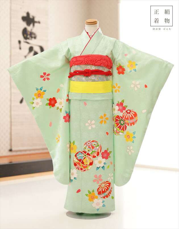 上記のご予約状況カレンダーを 必ずご確認いただきご注文下さい。 &nbsp; 着物のサイズなどについて詳しくお知りになりたい方は お電話でお気軽にお問い合せください。 【フリーダイヤル】 0120-140-375 【レンタルガイド】 ◆レンタルから返却までの流れ ◆レンタルご利用規約 ◆レンタル保険 ホっとプラス ◆ご予約のキャンセルについて ◆よくある質問 &nbsp; &nbsp;&nbsp; &nbsp; &nbsp; &nbsp; &nbsp; &nbsp; &nbsp; 【品　番】 J7333(高級正絹着物 京友禅 きれいな黄緑に金彩吉慶毬/7歳女児/七五三) 【対象年齢】 7歳女の子用ですが身長に応じて6歳や8歳でも着用いただけます。 【おすすめ利用用途】 七五三や結婚式列席・発表会・七草祝い・お正月の初詣・イベントなどに 【サイズ】 身丈：131cm/肩裄：52cm/袖丈：76cm 身長…112cm〜127cm位 ※肩身上げを外せば130cm位まで着用可能です 【素　材】 表地：高級正絹100% /裏地：合成繊維 【レンタル内容】 着物、襦袢(カット袖)、結び帯、草履、バッグ、帯揚げ、箱迫、帯〆、しごき、末広（扇子）、足袋、腰紐(3本)、コーリンベルト(2本)、伊達締め、前板、髪飾り※簡単な着付けマニュアルをお付けします ※腰紐・伊達締め・コーリンベルトは希望本数がございましたら、お申し付け下さい 【レンタル期間】 レンタル期間は3泊4日となります。 基本ご利用日2日前にお届けになります。 ご利用日の翌日夕方頃までに返却発送して下さい。 【暑い時期のご利用時】 ※5月〜10月の気温の高い時期の利用時は長襦袢を涼しげな「涼襦袢」に変更可能です。 襟部分は通年用と同じ素材となりますので、見た目には違いが分からない仕様です。 ご希望の際にはご注文時選択肢よりお選びくださいませ。 【お急ぎ注文について】 ※当店では15:00までにご注文をいただければ一部地域を除き当日発送に対応しております。 万が一、ご注文に不備があっても当店からお電話でご連絡させていただきますので安心してご注文ください。 【体調不良時について】 当店では商品発送後にお子様の急な体調不良によりご着用いただけず返却となった場合、救済措置として次回別日でご利用いただける場合は半額の50％OFFにて提供させていただいております。 ご利用日直前の体調不調にて着用いただけなかった場合はお問い合わせフォームよりご連絡をお願いいたします。 【プレゼント】 当店オリジナルフォトブック＆感動スライド動画 【備考】 ※レンタル品です。販売用ではありません。※帯・帯揚げ・帯締めはマネキン人形のセットとなります ◆他の7歳七五三高級正絹タイプはこちらから 【髪飾りについて】 髪飾りは「通常タイプ±0円」の他に、 「グレードアップ+2000円」のご用意もございます。 ご希望のお客様はご注文時にお選びくださいませ。 ※髪飾りはいずれも「洋風アップスタイル用」です。 【日本髪用飾り】ではございませんのでご注意ください。 ※グレードアップタイプは大きめの華やかな飾りとなります。 お子様のヘアスタイルや頭の大きさに合わせて数のご調整をお願い致します。 ※【日本髪用飾り】のご用意も少数ございます。 ご希望のお客様は別途ご相談くださいませ。 【その他】 オールシーズン（春・夏・秋・冬）利用可能です。 *素材感や色合いの表現には個人差があり、環境により色合いが異なる場合がありますので、ご了承の上ご注文お願い致します。 &nbsp; &nbsp; &nbsp; ★安心のフルセットレンタル★ ★小物も含め作り帯が型崩れせず、持ち運びも可能な軽めの底厚ケースにてお届けします★ &nbsp;