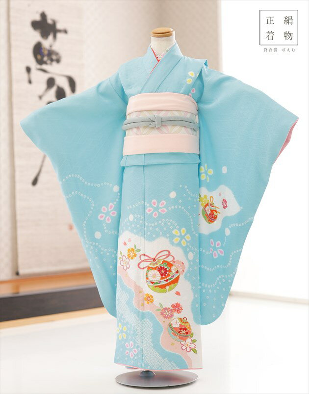 上記のご予約状況カレンダーを 必ずご確認いただきご注文下さい。 &nbsp; 着物のサイズなどについて詳しくお知りになりたい方は お電話でお気軽にお問い合せください。 【フリーダイヤル】 0120-140-375 【レンタルガイド】 ◆レンタルから返却までの流れ ◆レンタルご利用規約 ◆レンタル保険 ホっとプラス ◆ご予約のキャンセルについて ◆よくある質問 &nbsp; &nbsp;&nbsp; &nbsp; &nbsp; &nbsp; &nbsp; &nbsp; &nbsp; 【品　番】 j7367(「特選手書き京友禅」 上品な水色絞り慶花鞠 /7歳女児/七五三) 【対象年齢】 7歳女の子用ですが身長に応じて6歳や8歳でも着用いただけます。 【おすすめ利用用途】 七五三や結婚式列席・発表会・七草祝い・お正月の初詣・イベントなどに 【サイズ】 身丈：133cm/肩裄：52cm/袖丈：76cm 身長…112cm〜128cm位 【素　材】 表地：高級正絹100% /裏地：合成繊維 【レンタル内容】 着物、襦袢(カット袖)、結び帯、草履、バッグ、帯揚げ、箱迫、帯〆、しごき、末広（扇子）、足袋、腰紐(3本)、コーリンベルト(2本)、伊達締め、前板、髪飾り※簡単な着付けマニュアルをお付けします ※腰紐・伊達締め・コーリンベルトは希望本数がございましたら、お申し付け下さい 【レンタル期間】 レンタル期間は3泊4日となります。 基本ご利用日2日前にお届けになります。 ご利用日の翌日夕方頃までに返却発送して下さい。 【暑い時期のご利用時】 ※5月〜10月の気温の高い時期の利用時は長襦袢を涼しげな「涼襦袢」に変更可能です。 襟部分は通年用と同じ素材となりますので、見た目には違いが分からない仕様です。 ご希望の際にはご注文時選択肢よりお選びくださいませ。 【お問い合わせ】 営業時間外や夜間・複数同時着信の電話にも対応出来るようにAI応答システムを導入いたしました。 オペレーターからの直接電話をご希望の方は、下記のフォームから「お名前、電話番号、ご希望の時間帯、質問内容等」を記入いただければ折り返しご連絡させていただきます。 メールでのお問い合わせもこちらから受け付けております ◆お問い合わせフォームはこちらから 【お急ぎ注文について】 ※当店では15:00までにご注文をいただければ一部地域を除き当日発送に対応しております。 万が一、ご注文に不備があっても当店からお電話でご連絡させていただきますので安心してご注文ください。 【お子様の急な体調不良時について】 当店では商品発送後にお子様の急な体調不良によりご着用いただけず返却となった場合、救済措置として次回別日でご利用いただける場合は半額の50％OFFにて提供させていただいております。 ご利用日直前の体調不調にて着用いただけなかった場合はお問い合わせフォームよりご連絡をお願いいたします。 【備考】 ※レンタル品です。販売用ではありません。※帯・帯揚げ・帯締めはマネキン人形のセットとなります 【髪飾りについて】 髪飾りは「通常タイプ±0円」の他に、 「グレードアップ+2000円」のご用意もございます。 ご希望のお客様はご注文時にお選びくださいませ。 ※髪飾りはいずれも「洋風アップスタイル用」です。 【日本髪用飾り】ではございませんのでご注意ください。 ※グレードアップタイプは大きめの華やかな飾りとなります。 お子様のヘアスタイルや頭の大きさに合わせて数のご調整をお願い致します。 ※【日本髪用飾り】のご用意も少数ございます。 ご希望のお客様は別途ご相談くださいませ。 【その他】 オールシーズン（春・夏・秋・冬）利用可能です。 レンタルいただいた方にオリジナルフォトブック＆感動スライド動画プレゼント *素材感や色合いの表現には個人差があり、環境により色合いが異なる場合がありますので、ご了承の上ご注文お願い致します。 &nbsp; &nbsp; &nbsp; ★安心のフルセットレンタル★ ★小物も含め作り帯が型崩れせず、持ち運びも可能な軽めの底厚ケースにてお届けします★ &nbsp;
