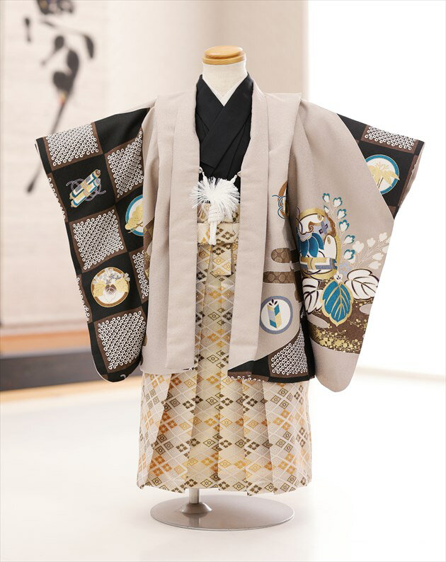 上記のご予約状況カレンダーを 必ずご確認いただきご注文下さい。 &nbsp; 着物のサイズなどについて詳しくお知りになりたい方は お電話でお気軽にお問い合せください。 【フリーダイヤル】 0120-140-375 【レンタルガイド】 ◆レンタルから返却までの流れ ◆レンタルご利用規約 ◆レンタル保険 ホっとプラス ◆ご予約のキャンセルについて ◆よくある質問 &nbsp; &nbsp;&nbsp; &nbsp; &nbsp; 【品　番】 d2003(小さめサイズ3歳用　「しゃれっこ」ブランド モカブラウンに疋田市松縁起/七五三) 【サイズ】 羽織丈：53cm/肩裄：36cm/袴丈：45cm 身長…約82cm〜92cm 【素　材】 表地：高級ポリエステル /裏地：ポリエステル 【レンタル内容】 羽織、着物、長襦袢、袴、角帯、草履、足袋、扇子、懐剣、羽織紐、腰紐(2本)、サスペンダー※腰紐は希望本数がございましたら無料で追加可能です。ご注文時備考欄にてお申し付け下さい。 【レンタル期間】 レンタル期間は3泊4日となります。 基本ご利用日の2日前にお届けになります。 ご利用日の翌日夕方頃までに返却発送して下さい。 【おすすめ利用用途】 七五三や結婚式列席、発表会・卒園式・イベント・初詣・お誕生日会 【備考】 ※レンタル品です。販売用ではありません。※簡単な着付けマニュアルをお付けします。 ※下記予約状況表を必ずご確認下さい。重複している期間でのご利用はできません 【着物について】 こちらの衣装は複数着ご用意があるタイプとなります。 いずれも基本的には同じデザインとはなりますが、入荷時期の差により 生地の質感や袴の柄などがやや異なる場合もございます。 お揃いでの着用を希望される場合には、ご注文時備考欄に「同じタイプ」をご希望の旨 お書き添えをいただければ可能な限りご対応をさせていただきますので、 当店までお申し付けくださいませ。 【扇子について】 扇子は非常に壊れやすいため、当店ではお子様の怪我防止として 「開かない扇子」での御用意とさせていただいております。予めご了承くださいませ。 【プレゼント】 当店オリジナルフォトブック＆感動スライド動画 【その他】 オールシーズン（春・夏・秋・冬）利用可能です。 夏季や9月・10月など気温が高い時期でも快適にお着物をご利用いただくため、長襦袢は通常タイプから涼しげな「涼襦袢」にご変更が可能です。襟部分は通年用と同じ素材となりますので、見た目には違いが分からない仕様です。 ◆ 他の小さめ3歳サイズはこちら ◆ 同じ衣装で通常3歳サイズはこちら *素材感や色合いの表現には個人差があり、環境により色合いが異なる場合がありますので、ご了承の上ご注文お願い致します。 &nbsp; &nbsp; &nbsp; ★安心のフルセットレンタル★ ★小物も含め、手軽に持ち運べる専用カバンにてお届けします★ &nbsp;