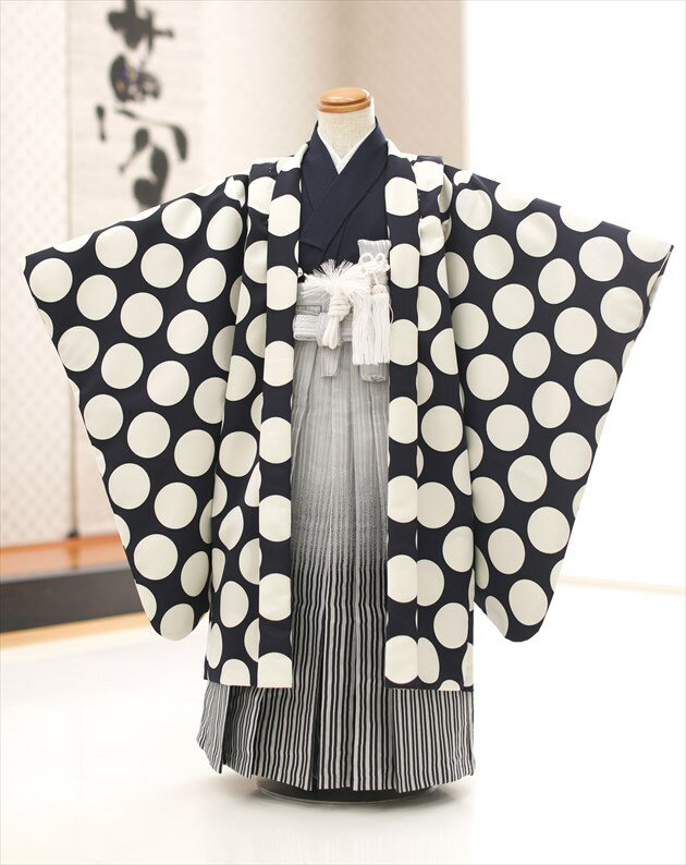 上記のご予約状況カレンダーを 必ずご確認いただきご注文下さい。 ご予約が入っていない商品は何も表示しておりません。ご利用日が予約期間と2日以上空いていればご利用可能です。 &nbsp; 着物のサイズなどについて詳しくお知りになりたい方は お電話でお気軽にお問い合せください。 【フリーダイヤル】 0120-140-375 【レンタルガイド】 ◆レンタルから返却までの流れ ◆レンタルご利用規約 ◆レンタル保険 ホっとプラス ◆ご予約のキャンセルについて ◆よくある質問 &nbsp; &nbsp;&nbsp; &nbsp; &nbsp; 【品　番】 d4240-2(スタイルネイビーに水玉模様/小さめ5歳男児/七五三) 【サイズ】 羽織丈：66cm/肩裄：45cm/袴丈：55cm 身長…100cm〜110cm位 【素　材】 表地：上質ポリエステル /裏地：上質ポリエステル 【レンタル内容】 羽織、着物、長襦袢、袴、角帯、草履、足袋、扇子、懐剣、羽織紐、腰紐(2本)、サスペンダー※腰紐は希望本数がございましたら無料で追加可能です。ご注文時備考欄にてお申し付け下さい。 【レンタル期間】 レンタル期間は3泊4日となります。 基本ご利用日2日前にお届けになります。 ご利用日の翌日夕方頃までに返却発送して下さい。 【気温が高い時期について】 9月や10月など気温が高い時期も快適にお着物を ご利用いただくため、長襦袢は通常タイプから涼しげな「涼襦袢」にご変更が可能です。 襟部分は通年用と同じ素材となりますので、見た目には違いが分からない仕様です。 ご希望の際にはご注文時選択肢よりお選びくださいませ。 【おすすめ利用用途】 七五三や結婚式列席、発表会・卒園式・イベント・初詣・七草祝い 【プレゼント】 当店オリジナルフォトブック＆感動スライド動画 【備考】 ※レンタル品です。販売用ではありません。※簡単な着付けマニュアルをお付けします。 ※下記予約状況表を必ずご確認下さい。重複している期間でのご利用はできません 【扇子について】 扇子は非常に壊れやすいため、当店ではお子様の怪我防止として 「開かない扇子」での御用意とさせていただいております。予めご了承くださいませ。 【その他】 オールシーズン（春・夏・秋・冬）利用可能です。 ※こちらの衣装は複数着ございます。 ◆1着目はこちらから *素材感や色合いの表現には個人差があり、環境により色合いが異なる場合がありますので、ご了承の上ご注文お願い致します。 &nbsp; &nbsp; &nbsp; ★安心のフルセットレンタル★ ★小物も含め、手軽に持ち運べる専用カバンにてお届けします★ &nbsp;