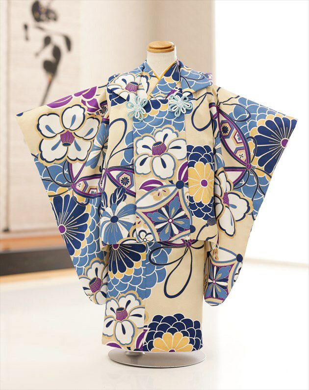 上記のご予約状況カレンダーを 必ずご確認いただきご注文下さい。 ◆他の3歳男の子被布タイプこちら ご予約が入っていない商品は何も表示しておりません。ご利用日が予約期間と2日以上空いていればご利用可能です。 &nbsp; 着物のサイズなどについて詳しくお知りになりたい方は お電話でお気軽にお問い合せください。 【フリーダイヤル】 0120-140-375 【レンタルガイド】 ◆レンタルから返却までの流れ ◆レンタルご利用規約 ◆レンタル保険 ホっとプラス ◆ご予約のキャンセルについて ◆よくある質問 &nbsp; &nbsp;&nbsp; &nbsp; &nbsp; 【品　番】 df099 (「しゃれっこ」ブランド 黄色ベージュ絢爛勇壮美/3歳男の子/七五三レンタル/) 【サイズ】 身丈：93cm/肩裄：39cm/袖丈：57cm 身長…約87cm〜100cm 【素　材】 表地：上質ポリエステル /裏地：ポリエステル 【レンタル内容】 被布、着物、長襦袢、草履、足袋、腰紐(3本)、 【レンタル期間】 レンタル期間は3泊4日となります。 基本ご利用日の2日前にお届けになります。 ご利用日の翌日夕方頃までに返却発送して下さい。 【おすすめ利用用途】 七五三や結婚式列席、発表会・前撮り・お祭り・初詣・お祝い 【気温が高い時期について】 9月や10月など気温が高い時期も快適にお着物を ご利用いただくため、長襦袢は通常タイプから涼しげな「涼襦袢」にご変更が可能です。 襟部分は通年用と同じ素材となりますので、見た目には違いが分からない仕様です。 ご希望の際にはご注文時選択肢よりお選びくださいませ。 【備考】 ※レンタル品です。販売用ではありません。 ※人気衣裳につき下記予約状況表を必ずご確認下さい。重複している期間でのご利用はできません 【プレゼント】 当店オリジナルフォトブック＆感動スライド動画 【その他】 オールシーズン（春・夏・秋・冬）利用可能です。 夏季や9月・10月など気温が高い時期でも快適にお着物をご利用いただくため、長襦袢は通常タイプから涼しげな「涼襦袢」にご変更が可能です。襟部分は通年用と同じ素材となりますので、見た目には違いが分からない仕様です。 ◆他の3歳男の子被布タイプこちら *素材感や色合いの表現には個人差があり、環境により色合いが異なる場合がありますので、ご了承の上ご注文お願い致します。 &nbsp; &nbsp; &nbsp; ★安心のフルセットレンタル★ ★小物も含め、手軽に持ち運べる専用カバンにてお届けします★ &nbsp;