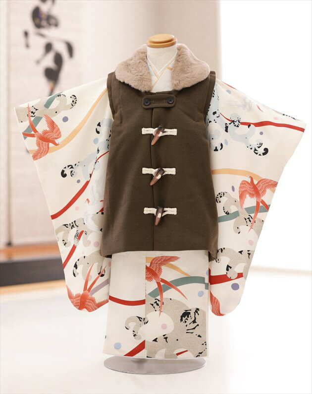 上記のご予約状況カレンダーを 必ずご確認いただきご注文下さい。 ◆他の3歳男の子被布タイプこちら ご予約が入っていない商品は何も表示しておりません。ご利用日が予約期間と2日以上空いていればご利用可能です。 &nbsp; 着物のサイズなどについて詳しくお知りになりたい方は お電話でお気軽にお問い合せください。 【フリーダイヤル】 0120-140-375 【レンタルガイド】 ◆レンタルから返却までの流れ ◆レンタルご利用規約 ◆レンタル保険 ホっとプラス ◆ご予約のキャンセルについて ◆よくある質問 &nbsp; &nbsp;&nbsp; &nbsp; &nbsp; 【品　番】 df146 (クリーム地にモダン縁起アート/3歳男の子/七五三レンタル/) 【サイズ】 身丈：93cm/肩裄：39cm/袖丈：57cm 身長…約87cm〜100cm 【素　材】 表地：上質ポリエステル /裏地：ポリエステル 【レンタル内容】 被布、着物、長襦袢、草履、足袋、腰紐(3本)、 【レンタル期間】 レンタル期間は3泊4日となります。 基本ご利用日の2日前にお届けになります。 ご利用日の翌日夕方頃までに返却発送して下さい。 【おすすめ利用用途】 七五三や結婚式列席、発表会・前撮り・お祭り・初詣・お祝い 【気温が高い時期について】 9月や10月など気温が高い時期も快適にお着物を ご利用いただくため、長襦袢は通常タイプから涼しげな「涼襦袢」にご変更が可能です。 襟部分は通年用と同じ素材となりますので、見た目には違いが分からない仕様です。 ご希望の際にはご注文時選択肢よりお選びくださいませ。 【備考】 ※レンタル品です。販売用ではありません。 ※人気衣裳につき下記予約状況表を必ずご確認下さい。重複している期間でのご利用はできません 【プレゼント】 当店オリジナルフォトブック＆感動スライド動画 【その他】 オールシーズン（春・夏・秋・冬）利用可能です。 夏季や9月・10月など気温が高い時期でも快適にお着物をご利用いただくため、長襦袢は通常タイプから涼しげな「涼襦袢」にご変更が可能です。襟部分は通年用と同じ素材となりますので、見た目には違いが分からない仕様です。 ◆他の3歳男の子被布タイプこちら *素材感や色合いの表現には個人差があり、環境により色合いが異なる場合がありますので、ご了承の上ご注文お願い致します。 &nbsp; &nbsp; &nbsp; ★安心のフルセットレンタル★ ★小物も含め、手軽に持ち運べる専用カバンにてお届けします★ &nbsp;