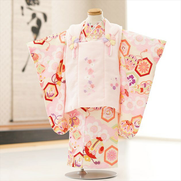 上記のご予約状況カレンダーを 必ずご確認いただきご注文下さい。 ご予約が入っていない商品は何も表示しておりません。ご利用日が予約期間と2日以上空いていればご利用可能です。 &nbsp; 着物のサイズなどについて詳しくお知りになりたい方は お電話でお気軽にお問い合せください。 【フリーダイヤル】 0120-140-375 【レンタルガイド】 ◆レンタルから返却までの流れ ◆レンタルご利用規約 ◆レンタル保険 ホっとプラス ◆ご予約のキャンセルについて ◆よくある質問 &nbsp; &nbsp;&nbsp; &nbsp; &nbsp; 【品　番】 f3026-2 (小さめサイズ「式部浪漫」ブランド ピンクに祝い古典慶華/3歳女の子被布/七五三) 【サイズ】 身丈：85cm/肩裄：36cm/袖丈：52cm 身長…約82cm〜92cm位 【素　材】 表地：上質ポリエステル /裏地：ポリエステル 【レンタル内容】 着物、被布コート、襦袢、草履、足袋、巾着、腰紐、髪飾り※腰紐は希望本数がございましたら無料で追加可能です。ご注文時備考欄にてお申し付け下さい。※簡単な着付けマニュアルをお付けします 【レンタル期間】 レンタル期間は3泊4日となります。 基本ご利用日2日前にお届けになります。 ご利用日の翌日夕方頃までに返却発送して下さい。 【おすすめ利用用途】 七五三や結婚式列席、発表会・前撮り・お祭り・初詣・お祝い 【備考】 ※レンタル品です。販売用ではありません。 ※人気衣裳につき下記予約状況表を必ずご確認下さい。重複している期間でのご利用はできません 【プレゼント】 （1）当店オリジナルフォトブック＆感動スライド動画 【その他】 オールシーズン（春・夏・秋・冬）利用可能です。 ※こちらの衣装は複数着ございます ◆1着目はこちらから ◆他の小さめ3歳サイズはこちらから *素材感や色合いの表現には個人差があり、環境により色合いが異なる場合がありますので、ご了承の上ご注文お願い致します。 &nbsp; &nbsp; &nbsp; ★安心のフルセットレンタル★ ★小物も含め、手軽に持ち運べる専用カバンにてお届けします★ &nbsp;