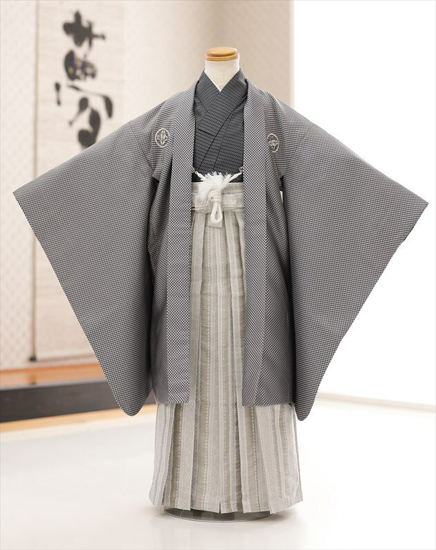 上記のご予約状況カレンダーを 必ずご確認いただきご注文下さい。 ご予約が入っていない商品は何も表示しておりません。ご利用日が予約期間と2日以上空いていればご利用可能です。 &nbsp; 着物のサイズなどについて詳しくお知りになりたい方は お電話でお気軽にお問い合せください。 【フリーダイヤル】 0120-140-375 【レンタルガイド】 ◆レンタルから返却までの流れ ◆レンタルご利用規約 ◆レンタル保険 ホっとプラス ◆ご予約のキャンセルについて ◆よくある質問 &nbsp; &nbsp;&nbsp; &nbsp; &nbsp; 【品　番】 d6102 (「花わらべ」ブランド シンプルなスタイリッシュグレー/6歳〜8歳男児/大きめ七五三/お兄ちゃん用) 【サイズ】 羽織丈：71cm/肩裄：55cm/袴丈：65cm 身長…約120cm〜130cm位 【素　材】 表地：上質ポリエステル/裏地：ポリエステル 【レンタル内容】 羽織、着物、襦袢、袴、角帯、草履、足袋、扇子、懐剣、羽織紐、腰紐(2本)、サスペンダー※腰紐は希望本数がございましたら無料で追加可能です。ご注文時備考欄にてお申し付け下さい。 【レンタル期間】 レンタル期間は3泊4日となります。 ご利用日2日前にお届けになります。 ご利用日の翌日夕方頃までに返却発送して下さい。 【おすすめ利用用途】 七五三や結婚式列席、発表会・イベント・初詣・卒園式・七草祝い 【お急ぎ注文について】 ※当店では15:00までにご注文をいただければ一部地域を除き当日発送に対応しております。 万が一、ご注文に不備があっても当店からお電話でご連絡させていただきますので安心してご注文ください。 【体調不良時について】 当店では商品発送後にお子様の急な体調不良によりご着用いただけず返却となった場合、救済措置として次回別日でご利用いただける場合は半額の50％OFFにて提供させていただいております。 ご利用日直前の体調不調にて着用いただけなかった場合はお問い合わせフォームよりご連絡をお願いいたします。 【備考】 ※レンタル品です。販売用ではありません。※簡単な着付けマニュアルをお付けします。 ※下記予約状況表を必ずご確認下さい。重複している期間でのご利用はできません 【扇子について】 扇子は非常に壊れやすいため、当店ではお子様の怪我防止として「開かない扇子」での御用意とさせていただいております。予めご了承くださいませ。 【プレゼント】 当店オリジナルフォトブック＆感動スライド動画 【その他】 オールシーズン（春・夏・秋・冬）利用可能です。 ※5月〜10月の気温が高い時期のご利用につきましては長襦袢を夏用(涼襦袢)に変更可能です。襟部分は通年用と同じ素材となりますので、見た目には違いが分からない仕様です。ご希望の際にはご注文時選択肢よりお選びくださいませ。 *素材感や色合いの表現には個人差があり、環境により色合いが異なる場合がありますので、ご了承の上ご注文お願い致します。 &nbsp; &nbsp; &nbsp; ★安心のフルセットレンタル★ ★小物も含め、手軽に持ち運べる専用カバンにてお届けします★ &nbsp;