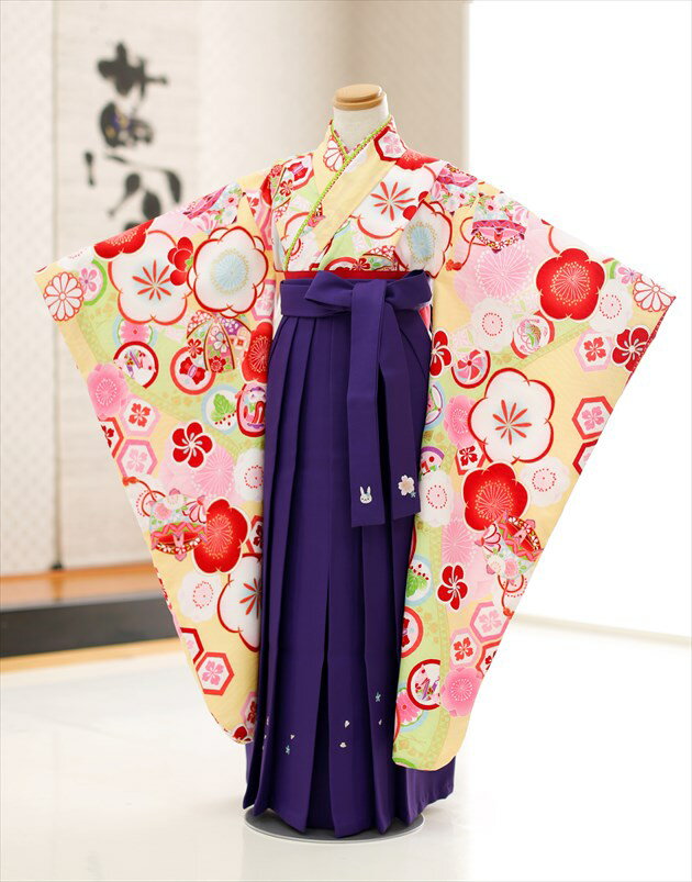 ※上記のご予約状況カレンダーを 必ずご確認いただきご注文下さい &nbsp; 着物のサイズなどについて詳しくお知りになりたい方は お電話でお気軽にお問い合せください。 【フリーダイヤル】 0120-140-375 【レンタルガイド】 ◆レンタルから返却までの流れ ◆レンタルご利用規約 ◆レンタル保険 ホっとプラス ◆ご予約のキャンセルについて ◆よくある質問 &nbsp; &nbsp;&nbsp; &nbsp; &nbsp; 【品　番】 h7278(「式部浪漫」 黄色に絢爛吉祥花×紫桜袴/卒園式・イベント/6歳前後女の子用袴/フルセットレンタル/着付けマニュアル付) 【サイズ】 身丈：135cm/肩裄：52cm/袖丈：76cm/袴丈：70cm 身長…約115cm〜128cm位 【素　材】 表地：高級ポリエステル /裏地：高級ポリエステル 【レンタル内容】 着物、襦袢、袴、袴下帯、足袋、伊達締め、腰紐(2本)、コーリンベルト（2本）、草履、髪飾り ※簡単な着付けマニュアルをお付けします。 【髪飾りについて】 髪飾りは「通常タイプ±0円」の他に、 「グレードアップ（3点セレクト）+2500円」のご用意もございます。 ご希望のお客様はご注文時にお選びくださいませ。 ※髪飾りはいずれも「洋風アップスタイル用」です。 【日本髪用飾り】ではございませんのでご注意ください。 ※【日本髪用飾り】のご用意も少数ございます。 ご希望のお客様は別途ご相談くださいませ。 【レンタル期間】 こちらのレンタル期間は3泊4日となります。 基本ご利用日2日前にお届けになります。 ご利用日の翌日夕方頃までに返却発送して下さい。 【おすすめ利用用途】 幼稚園・保育園の卒園式や謝恩会にオススメ！お祭り・イベント・発表会などにもどうぞ 【備考】 ※レンタル品です。販売用ではありません。 ※ご希望の方にフォトブックのプレゼント付 【袴サイズについて】 ※こちらの袴は「65cm」へサイズ変更可能です。 「65cm」へ袴のサイズ変更をご希望の場合はご注文時備考欄に記載下さい。 色の変更は出来ません 【プレゼント】 1・当店のオリジナル思い出フォトブック＆感動スライド動画をプレゼント。 2・安心の特許技術VB配合の抗ウイルスおしぼりタオルも期間限定でプレゼント中 *素材感や色合いの表現には個人差があり、環境により色合いが異なる場合がありますので、ご了承の上ご注文お願い致します。 &nbsp; &nbsp; &nbsp; ★安心のフルセットレンタル★ ★小物も含め、手軽に持ち運べる専用カバンにてお届けします★ &nbsp;