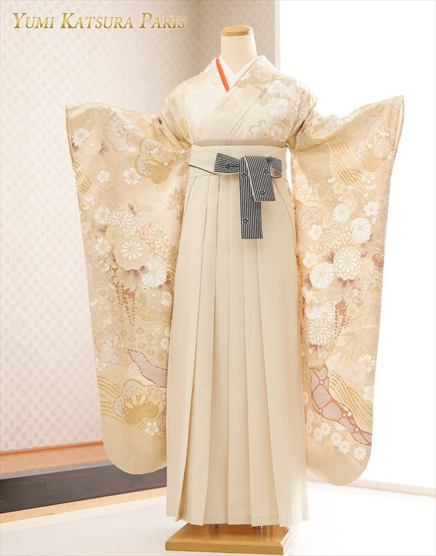 【レンタル】卒業式 袴レンタル 卒業袴 振袖袴 sfoh8017 女性 薄手生地 着物レンタル フルセット 大人用 大学 短大 専門学校 謝恩会 高校 中学校 ハイクラス モダン 豪華 おしゃれ 3月 4月 人気 春 高級「桂由美」ブランド クリームベージュ慶びの絢爛吉祥華×クリーム袴