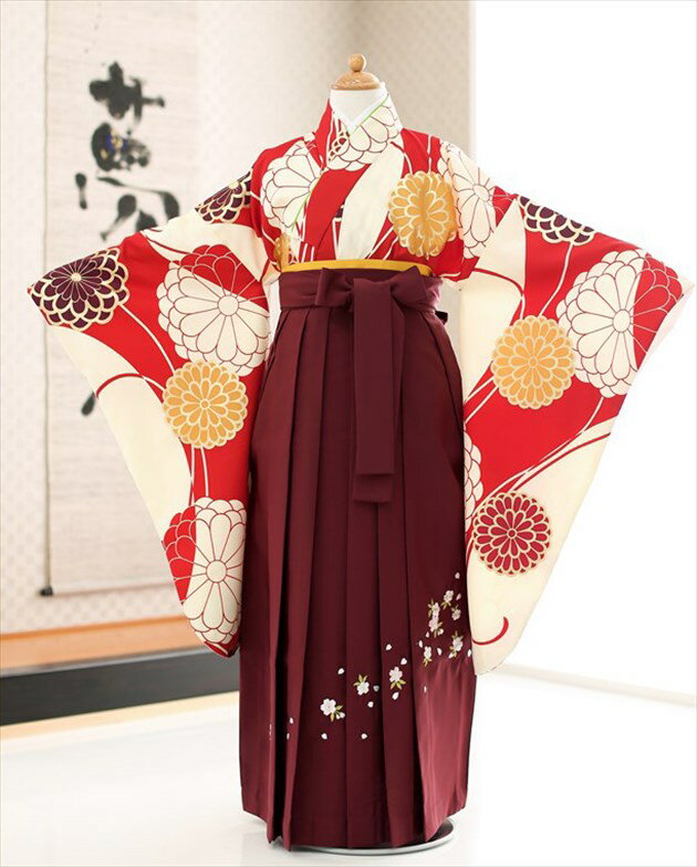 ※上記のご予約状況カレンダーを 必ずご確認いただきご注文下さい &nbsp; 着物のサイズなどについて詳しくお知りになりたい方は お電話でお気軽にお問い合せください。 【フリーダイヤル】 0120-140-375 【レンタルガイド】 ◆レンタルから返却までの流れ ◆レンタルご利用規約 ◆レンタル保険 ホっとプラス ◆ご予約のキャンセルについて ◆よくある質問 &nbsp; &nbsp;&nbsp; &nbsp; &nbsp; 【品　番】 h084(紅白に祝いの日本彩華/十三参り・卒業式/女の子ジュニア用袴/フルセットレンタル) 【サイズ】 身丈：157cm/肩裄：68cm/袖丈：76cm/袴丈：87cm 身長…143cm〜153cm位 ※ブーツでのご利用時は158cmぐらいまで 【素　材】 表地：高級ポリエステル /裏地：高級ポリエステル 【レンタル内容】 着物、襦袢、袴、袴下帯、足袋、腰紐(3本)、 コーリンベルト(2本)、伊達締め(2本)、衿芯、草履、巾着、髪飾り（オプション） 【レンタル期間】 こちらのレンタル期間は3泊4日となります。 基本ご利用日2日前にお届けになります。 ご利用日の翌日夕方頃までに返却発送して下さい。 【おすすめ着用シーン】 ※3月の小学校卒業式におすすめです。 ※他に十三参りやハーフ成人式、七五三のお姉ちゃんやイベント・発表会にもご利用いただけます。 【袴丈について】 ご身長が高めのお客様には「91cm丈」の袴のご用意もございます。 ご希望の際はご注文時に備考欄にご記入ください。 ※「91cm丈」の袴は「ご身長159cm前後まで」ご対応可能です。 ※商品画像とやや柄が異なる場合がございます。　 ※数に限りがございますので、ご了承くださいませ。 【髪飾りについて】 オプションにて「洋風飾り」、「リボンタイプ」を それぞれご用意させていただいております。 ご希望のお客様はご注文時にお選びくださいませ。 ※どちらも当店お任せでのご用意となります。 画像の送信をご希望の方は、「+1000円」の 追加オプションにてご用意も可能でございます。 ご要望の際には、ご注文時に備考欄にお書き添えくださいませ。 ※画像送信後のキャンセルは出来かねます。 【備考】 ※レンタル品です。販売用ではありません。 ※簡単な着付けマニュアルをお付けします(動画サイトにも公開しております) ※ご希望の方に大好評のフォトブック＆感動スライドムービのプレゼント付き◆身長157cm以上の方は大人カテゴリからもご利用可能です *素材感や色合いの表現には個人差があり、環境により色合いが異なる場合がありますので、ご了承の上ご注文お願い致します。 &nbsp; &nbsp; &nbsp; ★安心のフルセットレンタル★ ★小物も含め、手軽に持ち運べる専用カバンにてお届けします★ &nbsp;