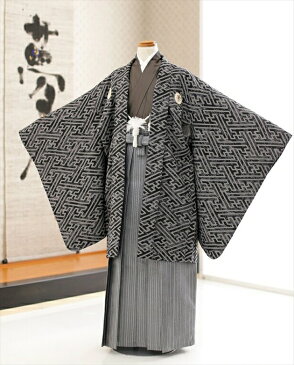 10歳前後ジュニア用 羽織袴レンタル グレーに紗綾形文様 d1027【男の子フルセット】《子供用》〔袴〕〔着物レンタル〕〔10歳前後〕〔9歳〕〔11歳〕〔小学生〕〔1/2成人式〕〔卒業式〕〔結婚式〕〔イベント〕〔発表会〕〔男の子〕【レンタル】