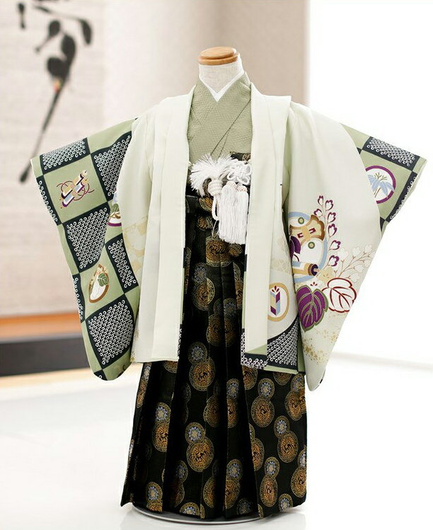 上記のご予約状況カレンダーを 必ずご確認いただきご注文下さい。 ご予約が入っていない商品は何も表示しておりません。ご利用日が予約期間と2日以上空いていればご利用可能です。 &nbsp; 着物のサイズなどについて詳しくお知りになりたい方は お電話でお気軽にお問い合せください。 【フリーダイヤル】 0120-140-375 【レンタルガイド】 ◆レンタルから返却までの流れ ◆レンタルご利用規約 ◆レンタル保険 ホっとプラス ◆ご予約のキャンセルについて ◆よくある質問 &nbsp; &nbsp;&nbsp; &nbsp; &nbsp; 【品　番】 d3118 ( 「しゃれっこ」ブランド ライトグリーンに慶び縁起市松/3歳男の子/七五三レンタル) 【サイズ】 羽織丈：53cm/肩裄：39cm/袴丈：50cm 身長…約87cm〜100cm位 【素　材】 表地：上質ポリエステル /裏地：ポリエステル ※日本縫製商品 【レンタル内容】 羽織、着物、長襦袢、袴、角帯、草履、足袋、扇子、懐剣、羽織紐、腰紐(2本)、サスペンダー※腰紐は希望本数がございましたら無料で追加可能です。ご注文時備考欄にてお申し付け下さい。 【レンタル期間】 レンタル期間は3泊4日となります。 基本ご利用日の2日前にお届けになります。 ご利用日の翌日夕方頃までに返却発送して下さい。 【おすすめ利用用途】 七五三や結婚式列席、発表会・イベント・初詣・七草祝い 【備考】 ※レンタル品です。販売用ではありません。※簡単な着付けマニュアルをお付けします。 ※下記予約状況表を必ずご確認下さい。重複している期間でのご利用はできません 【扇子について】 扇子は非常に壊れやすいため、当店ではお子様の怪我防止として 「開かない扇子」での御用意とさせていただいております。予めご了承くださいませ。 【プレゼント】 当店オリジナルフォトブック＆感動スライド動画 【その他】 オールシーズン（春・夏・秋・冬）利用可能です。 夏季や9月・10月など気温が高い時期でも快適にお着物をご利用いただくため、長襦袢は通常タイプから涼しげな「涼襦袢」にご変更が可能です。襟部分は通年用と同じ素材となりますので、見た目には違いが分からない仕様です。 *素材感や色合いの表現には個人差があり、環境により色合いが異なる場合がありますので、ご了承の上ご注文お願い致します。 &nbsp; &nbsp; &nbsp; ★安心のフルセットレンタル★ ★小物も含め、手軽に持ち運べる専用カバンにてお届けします★ &nbsp;