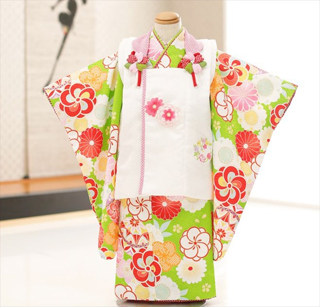 上記のご予約状況カレンダーを 必ずご確認いただきご注文下さい。 ご予約が入っていない商品は何も表示しておりません。ご利用日が予約期間と2日以上空いていればご利用可能です。 &nbsp; 着物のサイズなどについて詳しくお知りになりたい方は お電話でお気軽にお問い合せください。 【フリーダイヤル】 0120-140-375 【レンタルガイド】 ◆レンタルから返却までの流れ ◆レンタルご利用規約 ◆レンタル保険 ホっとプラス ◆ご予約のキャンセルについて ◆よくある質問 &nbsp; &nbsp;&nbsp; &nbsp; &nbsp; 【品　番】 f1138(「式部浪漫」ブランド キッズグリーンに絢爛祝花/3歳女の子被布/七五三) 【サイズ】 身丈：95cm/肩裄：39cm/袖丈：57cm 身長…約85cm〜100cm位 【素　材】 表地：上質ポリエステル /裏地：ポリエステル 【レンタル内容】 着物、被布コート、襦袢、草履、足袋、巾着、腰紐、髪飾り※腰紐は希望本数がございましたら無料で追加可能です。ご注文時備考欄にてお申し付け下さい。※簡単な着付けマニュアルをお付けします 【レンタル期間】 レンタル期間は3泊4日となります。 基本ご利用日2日前にお届けになります。 ご利用日の翌日夕方頃までに返却発送して下さい。 【おすすめ利用用途】 七五三や結婚式列席、発表会・前撮り・お祭り・初詣・お祝い 【備考】 ※レンタル品です。販売用ではありません。 ※人気衣裳につき下記予約状況表を必ずご確認下さい。重複している期間でのご利用はできません 【プレゼント】 当店オリジナルフォトブック＆感動スライド動画 【その他】 オールシーズン（春・夏・秋・冬）利用可能です。 *素材感や色合いの表現には個人差があり、環境により色合いが異なる場合がありますので、ご了承の上ご注文お願い致します。 &nbsp; &nbsp; &nbsp; ★安心のフルセットレンタル★ ★小物も含め、手軽に持ち運べる専用カバンにてお届けします★ &nbsp;