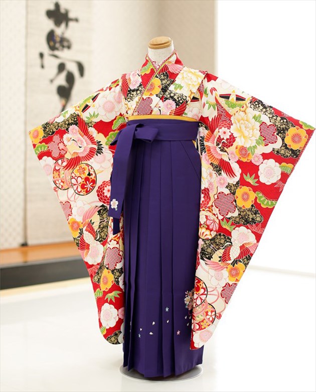 ※上記のご予約状況カレンダーを 必ずご確認いただきご注文下さい &nbsp; 着物のサイズなどについて詳しくお知りになりたい方は お電話でお気軽にお問い合せください。 【フリーダイヤル】 0120-140-375 【レンタルガイド】 ◆レンタルから返却までの流れ ◆レンタルご利用規約 ◆レンタル保険 ホっとプラス ◆ご予約のキャンセルについて ◆よくある質問 &nbsp; &nbsp;&nbsp; &nbsp; &nbsp; 【品　番】 h7107(「式部浪漫」ブランド 赤地に古典慶びの花/卒園式・イベント/6歳前後女の子用袴/フルセットレンタル/着付けマニュアル付) 【サイズ】 身丈：133cm/肩裄：52cm/袖丈：76cm/袴丈：70cm 身長…約115cm〜128cm位 【素　材】 表地：高級ポリエステル /裏地：高級ポリエステル 【レンタル内容】 着物、襦袢、袴、袴下帯、足袋、伊達締め、腰紐(2本)、コーリンベルト（2本）、草履、髪飾り ※簡単な着付けマニュアルをお付けします。 【髪飾りについて】 髪飾りは「通常タイプ±0円」の他に、 「グレードアップ（3点セレクト）+2500円」のご用意もございます。 ご希望のお客様はご注文時にお選びくださいませ。 ※髪飾りはいずれも「洋風アップスタイル用」です。 【日本髪用飾り】ではございませんのでご注意ください。 ※【日本髪用飾り】のご用意も少数ございます。 ご希望のお客様は別途ご相談くださいませ。 【レンタル期間】 こちらのレンタル期間は3泊4日となります。 基本ご利用日2日前にお届けになります。 ご利用日の翌日夕方頃までに返却発送して下さい。 【おすすめ利用用途】 3月の春イベントの幼稚園や保育園の卒園式におすすめお祭りや発表会などにもどうぞ 【備考】 ※レンタル品です。販売用ではありません。 ※ご希望の方にフォトブックのプレゼント付 【袴サイズについて】 ※こちらの袴は「65cm」へサイズ変更可能です。 「65cm」へ袴のサイズ変更をご希望の場合はご注文時備考欄に記載下さい。 色の変更は出来ません 【プレゼント】 1・当店のオリジナル思い出フォトブック＆感動スライド動画をプレゼント。 2・安心の特許技術VB配合の抗ウイルスおしぼりタオルも期間限定でプレゼント中 *素材感や色合いの表現には個人差があり、環境により色合いが異なる場合がありますので、ご了承の上ご注文お願い致します。 &nbsp; &nbsp; &nbsp; ★安心のフルセットレンタル★ ★小物も含め、手軽に持ち運べる専用カバンにてお届けします★ &nbsp;