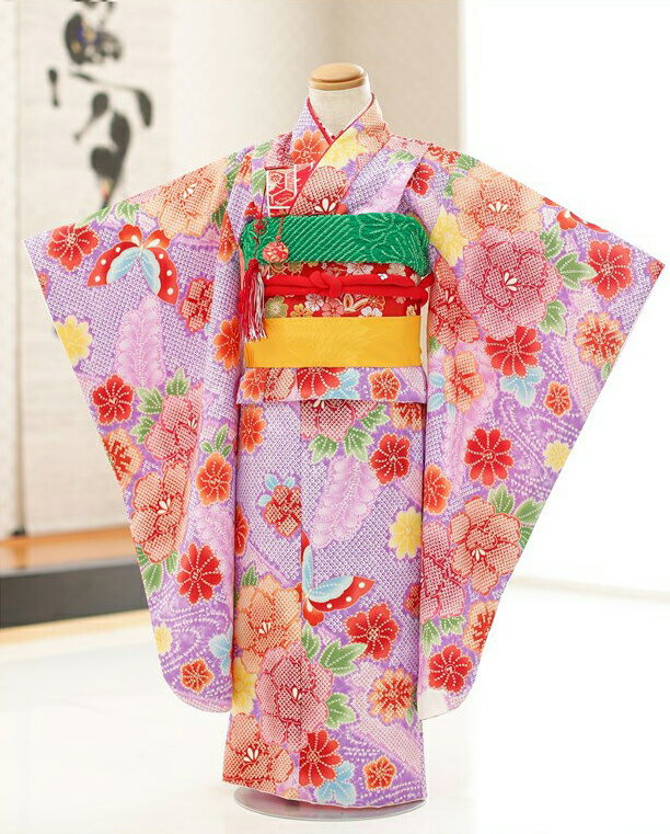 上記のご予約状況カレンダーを 必ずご確認いただきご注文下さい。 ご予約が入っていない商品は何も表示しておりません。ご利用日が予約期間と2日以上空いていればご利用可能です。 &nbsp; 着物のサイズなどについて詳しくお知りになりたい方は お電話でお気軽にお問い合せください。 【フリーダイヤル】 0120-140-375 【レンタルガイド】 ◆レンタルから返却までの流れ ◆レンタルご利用規約 ◆レンタル保険 ホっとプラス ◆ご予約のキャンセルについて ◆よくある質問 &nbsp; &nbsp;&nbsp; &nbsp; &nbsp; &nbsp; 【品　番】 j5028(「和がまま」ブランド 紫に疋田絢爛華/5歳女児（小さめ7歳）/七五三) 【サイズ】 身丈：125cm/肩裄：47cm/袖丈：68cm 身長…105cm〜118cm位 【素　材】 表地：高級ポリエステル /裏地：高級ポリエステル 【レンタル内容】 着物、襦袢(カット袖)、結び帯、草履、バッグ、帯揚げ、箱迫、帯〆、しごき、末広（扇子）、足袋、腰紐(2本)、コーリンベルト(2本)、伊達締め、前板、髪飾り※簡単な着付けマニュアルをお付けします 【レンタル期間】 レンタル期間は3泊4日となります。 基本ご利用日2日前にお届けになります。 ご利用日の翌日夕方頃までに返却発送して下さい。 【暑い時期のご利用時】 ※5月〜10月の気温の高い時期の利用時は長襦袢を涼しげな「涼襦袢」に変更可能です。 襟部分は通年用と同じ素材となりますので、見た目には違いが分からない仕様です。 ご希望の際にはご注文時選択肢よりお選びくださいませ。 【お問い合わせ】 営業時間外や夜間・複数同時着信の電話にも対応出来るようにAI応答システムを導入いたしました。 オペレーターからの直接電話をご希望の方は、下記のフォームから「お名前、電話番号、ご希望の時間帯、質問内容等」を記入いただければ折り返しご連絡させていただきます。 メールでのお問い合わせもこちらから受け付けております ◆お問い合わせフォームはこちらから 【お急ぎ注文について】 ※当店では15:00までにご注文をいただければ一部地域を除き当日発送に対応しております。 万が一、ご注文に不備があっても当店からお電話でご連絡させていただきますので安心してご注文ください。 【体調不良時について】 当店では商品発送後にお子様の急な体調不良によりご着用いただけず返却となった場合、救済措置として次回別日でご利用いただける場合は半額の50％OFFにて提供させていただいております。 ご利用日直前の体調不調にて着用いただけなかった場合はお問い合わせフォームよりご連絡をお願いいたします。 【プレゼント】 当店オリジナルフォトブック＆感動スライド動画 【備考】 ※レンタル品です。販売用ではありません。※帯・帯揚げ・帯締めはマネキン人形のセットとなります。 ◆他の小さめ7歳着物はこちらから *素材感や色合いの表現には個人差があり、環境により色合いが異なる場合がありますので、ご了承の上ご注文お願い致します。 &nbsp; &nbsp; &nbsp; ★安心のフルセットレンタル★ ★小物も含め作り帯が型崩れせず、持ち運びも可能な軽めの底厚ケースにてお届けします★ &nbsp;