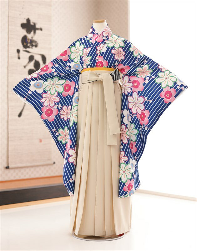 ※上記のご予約状況カレンダーを 必ずご確認いただきご注文下さい &nbsp; 着物のサイズなどについて詳しくお知りになりたい方は お電話でお気軽にお問い合せください。 【フリーダイヤル】 0120-140-375 【レンタルガイド】 ◆レンタルから返却までの流れ ◆レンタルご利用規約 ◆レンタル保険 ホっとプラス ◆ご予約のキャンセルについて ◆よくある質問 &nbsp; &nbsp;&nbsp; &nbsp; &nbsp; 【品　番】 h0940(青地にモダン慶彩花×クリーム袴 /十三参り・卒業式/女の子ジュニア用袴/フルセットレンタル) 【サイズ】 身丈：155cm/肩裄：67cm/袖丈：76cm/袴丈：87cm 身長…143cm〜153cm位 ※ブーツでのご利用時は158cmぐらいまで 【素　材】 表地：高級ポリエステル /裏地：高級ポリエステル 【レンタル内容】 着物、襦袢、袴、袴下帯、足袋、腰紐(3本)、 コーリンベルト(2本)、伊達締め(2本)、衿芯、草履、巾着、髪飾り（オプション） 【レンタル期間】 こちらのレンタル期間は3泊4日となります。 基本ご利用日2日前にお届けになります。 ご利用日の翌日夕方頃までに返却発送して下さい。 【おすすめ着用シーン】 ※3月の小学校卒業式におすすめです。 ※他にイベントや発表会にもご利用いただけます。 【袴丈について】 ご身長が高めのお客様には「91cm丈」袴のご用意もございます。 ご希望の際はご注文時に備考欄にご記入下さい。 ※「91cm丈」の袴は「身長159cm前後まで」対応可能です。 ※商品画像とやや柄が異なる場合がございます。　 ※数に限りがございますので、ご了承くださいませ。 【備考】 ※レンタル品です。販売用ではありません。 ※簡単な着付けマニュアルをお付けします(動画サイトにも公開しております) ※ご希望の方にフォトブック＆感動スライド動画のプレゼント付き◆身長157cm以上の方は大人サイズからもご利用可能です *素材感や色合いの表現には個人差があり、環境により色合いが異なる場合がありますので、ご了承の上ご注文お願い致します。 &nbsp; &nbsp; &nbsp; ★安心のフルセットレンタル★ ★小物も含め、手軽に持ち運べる専用カバンにてお届けします★ &nbsp;