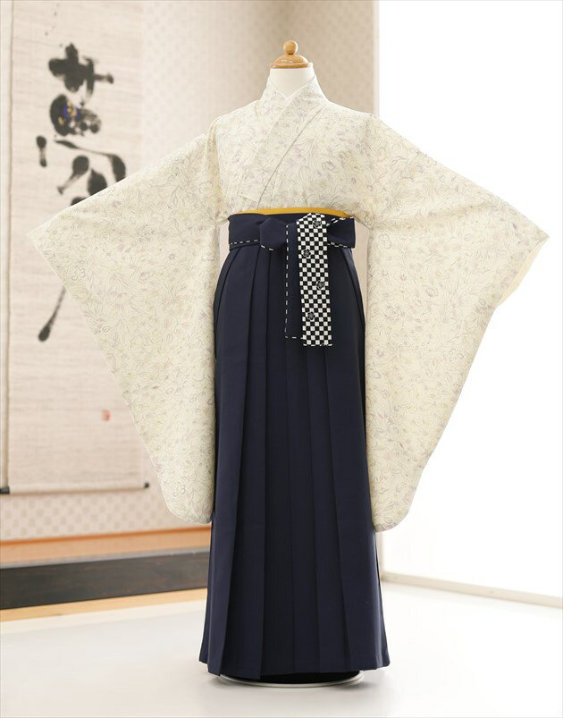 ※上記のご予約状況カレンダーを 必ずご確認いただきご注文下さい &nbsp; 着物のサイズなどについて詳しくお知りになりたい方は お電話でお気軽にお問い合せください。 【フリーダイヤル】 0120-140-375 【レンタルガイド】 ◆レンタルから返却までの流れ ◆レンタルご利用規約 ◆レンタル保険 ホっとプラス ◆ご予約のキャンセルについて ◆よくある質問 &nbsp; &nbsp;&nbsp; &nbsp; &nbsp; &nbsp; 【品　番】 h0253 (クリームモダン慶花に紺市松袴/十三参り・卒業式/女の子ジュニア用袴/フルセットレンタル) 【サイズ】 身丈：156cm/肩裄：67cm/袖丈：76cm/袴丈：87cm 身長…143cm〜153cm位 ※ブーツでのご利用時は158cmぐらいまで 【素　材】 表地：高級ポリエステル /裏地：高級ポリエステル 【レンタル内容】 着物、襦袢、袴、袴下帯、足袋、腰紐(3本)、 コーリンベルト(2本)、伊達締め(2本)、衿芯、草履、巾着、髪飾り（オプション） 【レンタル期間】 こちらのレンタル期間は3泊4日となります。 基本ご利用日2日前にお届けになります。 ご利用日の翌日夕方頃までに返却発送して下さい。 【おすすめ着用シーン】 ※3月の小学校卒業式におすすめです。 ※他に十三参りやハーフ成人式、七五三のお姉ちゃんやイベント・発表会にもご利用いただけます。 【袴丈について】 ご身長が高めのお客様には「91cm丈(※身長159cm前後まで対応)」の袴の ご用意もございます。 ご希望の際はご注文時に備考欄にご記入ください。 ※商品画像とやや柄が異なる場合がございます。　 ※数に限りがございますので、ご了承くださいませ。 【備考】 ※レンタル品です。販売用ではありません。 ※簡単な着付けマニュアルをお付けします(動画サイトにも公開しております) ※ご希望の方に大好評のフォトブック＆感動スライドムービのプレゼント付き◆身長157cm以上の方は大人カテゴリからもご利用可能です *素材感や色合いの表現には個人差があり、環境により色合いが異なる場合がありますので、ご了承の上ご注文お願い致します。 &nbsp; &nbsp; &nbsp; ★安心のフルセットレンタル★ ★小物も含め、手軽に持ち運べる専用カバンにてお届けします★ &nbsp;