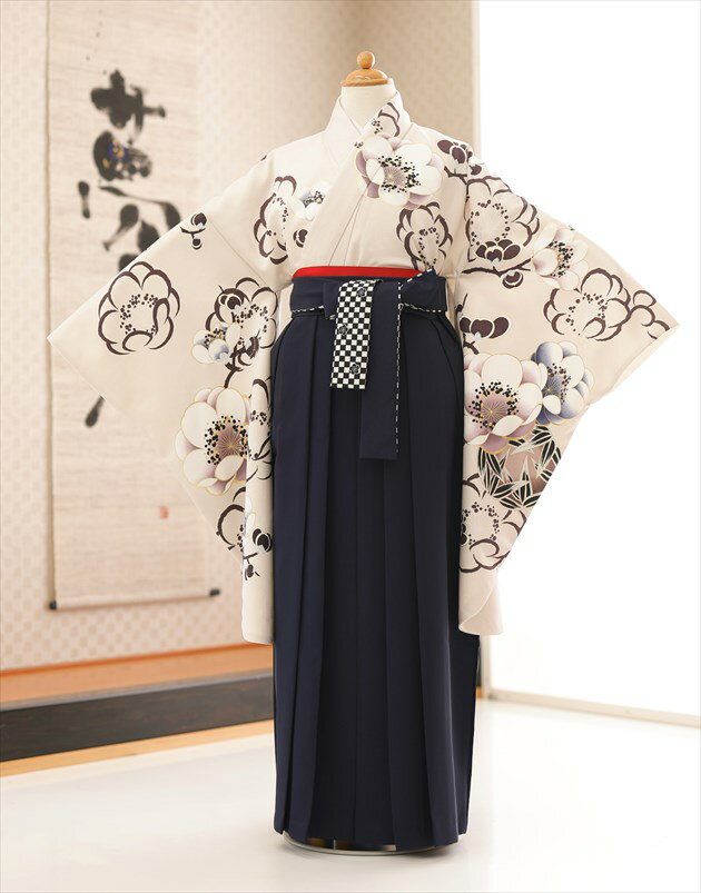 ※上記のご予約状況カレンダーを 必ずご確認いただきご注文下さい &nbsp; 着物のサイズなどについて詳しくお知りになりたい方は お電話でお気軽にお問い合せください。 【フリーダイヤル】 0120-140-375 【レンタルガイド】 ◆レンタルから返却までの流れ ◆レンタルご利用規約 ◆レンタル保険 ホっとプラス ◆ご予約のキャンセルについて ◆よくある質問 &nbsp; &nbsp;&nbsp; &nbsp; 【品　番】 h0707 (「撫子」ブランド クリームに吉祥慶華×紺市松袴 /十三参り・卒業式/女の子ジュニア袴) 【サイズ】 身丈：107cm/肩裄：68cm/袖丈：76cm/袴丈：87cm 身長…143cm〜153cm位 ※ブーツでのご利用時は158cmぐらいまで 【素　材】 表地：高級ポリエステル /裏地：高級ポリエステル 【レンタル内容】 着物、襦袢、袴、袴下帯、足袋、腰紐(3本)、 コーリンベルト(2本)、伊達締め(2本)、衿芯、草履、巾着、髪飾り（オプション） 【レンタル期間】 こちらのレンタル期間は3泊4日となります。 基本ご利用日2日前にお届けになります。 ご利用日の翌日夕方頃までに返却発送して下さい。 【おすすめ着用シーン】 ※3月の小学校卒業式におすすめです。 ※他にイベントや発表会にもご利用いただけます。 【袴丈について】 ご身長が高めのお客様には「91cm丈」袴のご用意もございます。 ご希望の際はご注文時に備考欄にご記入下さい。 ※「91cm丈」の袴は「身長159cm前後まで」対応可能です。 ※商品画像とやや柄が異なる場合がございます。　 ※数に限りがございますので、ご了承くださいませ。 【お問い合わせ】 営業時間外や夜間・複数同時着信の電話にも対応出来るようにAI応答システムを導入いたしました。 オペレーターからの直接電話をご希望の方は、下記のフォームから「お名前、電話番号、ご希望の時間帯、質問内容等」を記入いただければ折り返しご連絡させていただきます。 メールでのお問い合わせもこちらから受け付けております ◆お問い合わせフォームはこちらから 【お急ぎ注文について】 ※当店では15:00までにご注文をいただければ一部地域を除き当日発送に対応しております。 万が一、ご注文に不備があっても当店からお電話でご連絡させていただきますので安心してご注文ください。 【その他】 ※こちらの衣装は複数着ございます ◆2着目はこちらから ◆3着目はこちらから 【備考】 ※レンタル品です。販売用ではありません。 ※簡単な着付けマニュアルをお付けします(動画サイトにも公開しております) ※ご希望の方にフォトブック＆感動スライド動画のプレゼント付き◆身長157cm以上の方は大人サイズからもご利用可能です *素材感や色合いの表現には個人差があり、環境により色合いが異なる場合がありますので、ご了承の上ご注文お願い致します。 &nbsp; &nbsp; &nbsp; ★安心のフルセットレンタル★ ★小物も含め、手軽に持ち運べる専用カバンにてお届けします★ &nbsp;