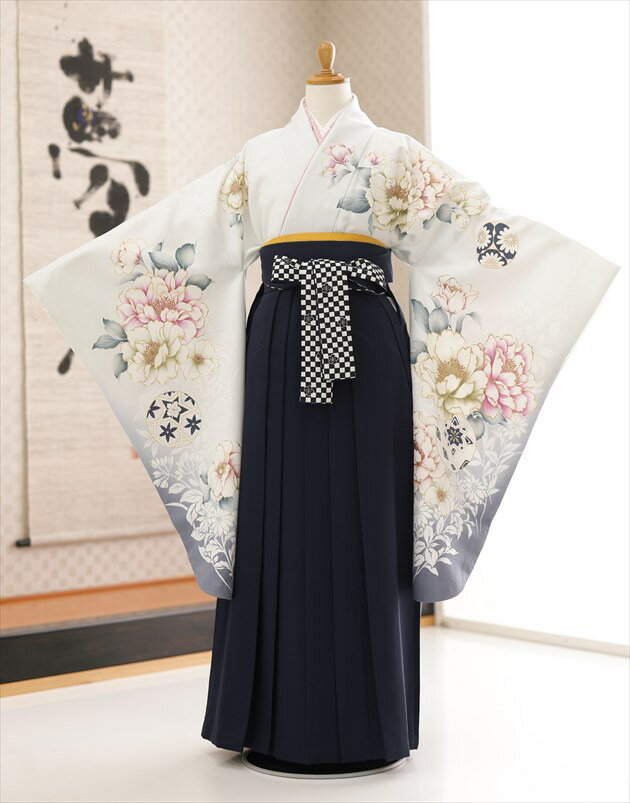 ※上記のご予約状況カレンダーを 必ずご確認いただきご注文下さい &nbsp; 着物のサイズなどについて詳しくお知りになりたい方は お電話でお気軽にお問い合せください。 【フリーダイヤル】 0120-140-375 【レンタルガイド】 ◆レンタルから返却までの流れ ◆レンタルご利用規約 ◆レンタル保険 ホっとプラス ◆ご予約のキャンセルについて ◆よくある質問 &nbsp; &nbsp;&nbsp; &nbsp; 【品　番】 h0729-3 (「撫子」ブランド ブルーホワイト吉祥華×紺市松袴 /十三参り・卒業式/女の子ジュニア袴) 【サイズ】 身丈：107cm/肩裄：68cm/袖丈：76cm/袴丈：87cm 身長…143cm〜153cm位 ※ブーツでのご利用時は158cmぐらいまで 【素　材】 表地：高級ポリエステル /裏地：高級ポリエステル 【レンタル内容】 着物、襦袢、袴、袴下帯、足袋、腰紐(3本)、 コーリンベルト(2本)、伊達締め(2本)、衿芯、草履、巾着、髪飾り（オプション） 【レンタル期間】 こちらのレンタル期間は3泊4日となります。 基本ご利用日2日前にお届けになります。 ご利用日の翌日夕方頃までに返却発送して下さい。 【おすすめ着用シーン】 ※3月の小学校卒業式におすすめです。 ※他にイベントや発表会にもご利用いただけます。 【袴丈について】 ご身長が高めのお客様には「91cm丈」袴のご用意もございます。 ご希望の際はご注文時に備考欄にご記入下さい。 ※「91cm丈」の袴は「身長159cm前後まで」対応可能です。 ※商品画像とやや柄が異なる場合がございます。　 ※数に限りがございますので、ご了承くださいませ。 【お問い合わせ】 営業時間外や夜間・複数同時着信の電話にも対応出来るようにAI応答システムを導入いたしました。 オペレーターからの直接電話をご希望の方は、下記のフォームから「お名前、電話番号、ご希望の時間帯、質問内容等」を記入いただければ折り返しご連絡させていただきます。 メールでのお問い合わせもこちらから受け付けております ◆お問い合わせフォームはこちらから 【お急ぎ注文について】 ※当店では15:00までにご注文をいただければ一部地域を除き当日発送に対応しております。 万が一、ご注文に不備があっても当店からお電話でご連絡させていただきますので安心してご注文ください。 【その他】 ※こちらの衣装は複数着ございます ◆1着目はこちらから ◆2着目はこちらから 【備考】 ※レンタル品です。販売用ではありません。 ※簡単な着付けマニュアルをお付けします(動画サイトにも公開しております) ※ご希望の方にフォトブック＆感動スライド動画のプレゼント付き◆身長157cm以上の方は大人サイズからもご利用可能です *素材感や色合いの表現には個人差があり、環境により色合いが異なる場合がありますので、ご了承の上ご注文お願い致します。 &nbsp; &nbsp; &nbsp; ★安心のフルセットレンタル★ ★小物も含め、手軽に持ち運べる専用カバンにてお届けします★ &nbsp;