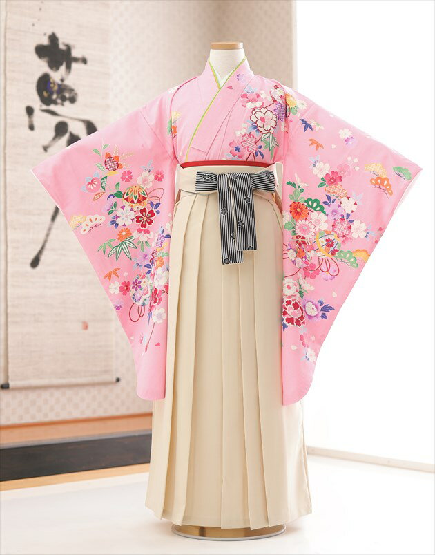 ※上記のご予約状況カレンダーを 必ずご確認いただきご注文下さい &nbsp; 着物のサイズなどについて詳しくお知りになりたい方は お電話でお気軽にお問い合せください。 【フリーダイヤル】 0120-140-375 【レンタルガイド】 ◆レンタルから返却までの流れ ◆レンタルご利用規約 ◆レンタル保険 ホっとプラス ◆ご予約のキャンセルについて ◆よくある質問 &nbsp; &nbsp;&nbsp; &nbsp; 【品　番】 h1703 ( 「花ひめ」ブランド 赤地に古典慶花×紺市松袴袴 /小学校卒業式/女の子ジュニア) 【サイズ】 身丈：144cm/肩裄：61cm(肩上げなし)/袖丈：76cm/袴丈：84cm 身長…137cm〜149cm位 【素　材】 表地：高級ポリエステル /裏地：高級ポリエステル 【レンタル内容】 着物、襦袢、袴、袴下帯、足袋、腰紐(3本)、 コーリンベルト(2本)、伊達締め(2本)、衿芯、草履、巾着、髪飾り（オプション） 【レンタル期間】 こちらのレンタル期間は3泊4日となります。 基本ご利用日2日前にお届けになります。 ご利用日の翌日夕方頃までに返却発送して下さい。 【おすすめ着用シーン】 ※3月の小学校卒業式におすすめです。 ※他にイベントや発表会にもご利用いただけます。 【袴サイズについて】 こちらの商品は袴サイズ変更をご希望の場合「87cm丈」or「80cm丈」への変更が可能です。 ご希望の際はご注文時に備考欄にご記入下さい。 ※数に限りがございますので、ご了承くださいませ。 ※袴色の変更は+3000円となります。 【お電話での問い合わせ】 営業時間外や夜間・複数同時着信の電話にも対応出来るようにAI応答システムを導入いたしました。 オペレーターからの直接電話をご希望の方は、下記のフォームから「お名前、電話番号、ご希望の時間帯、質問内容等」を記入いただければ折り返しご連絡させていただきます。 メールでのお問い合わせもこちらから受け付けております ◆お問い合わせフォームはこちらから 【お急ぎ注文について】 ※当店では15:00までにご注文をいただければ一部地域を除き「当日発送（翌日到着）」に対応しております 万が一、ご注文に不備があっても当店からお電話でご連絡させていただきますので安心してご注文ください 【備考】 ※レンタル品です。販売用ではありません。 ※簡単な着付けマニュアルをお付けします(動画サイトにも公開しております) ※ご希望の方にフォトブックのプレゼント付き *素材感や色合いの表現には個人差があり、環境により色合いが異なる場合がありますので、ご了承の上ご注文お願い致します。 &nbsp; &nbsp; &nbsp; ★安心のフルセットレンタル★ ★小物も含め、手軽に持ち運べる専用カバンにてお届けします★ &nbsp;