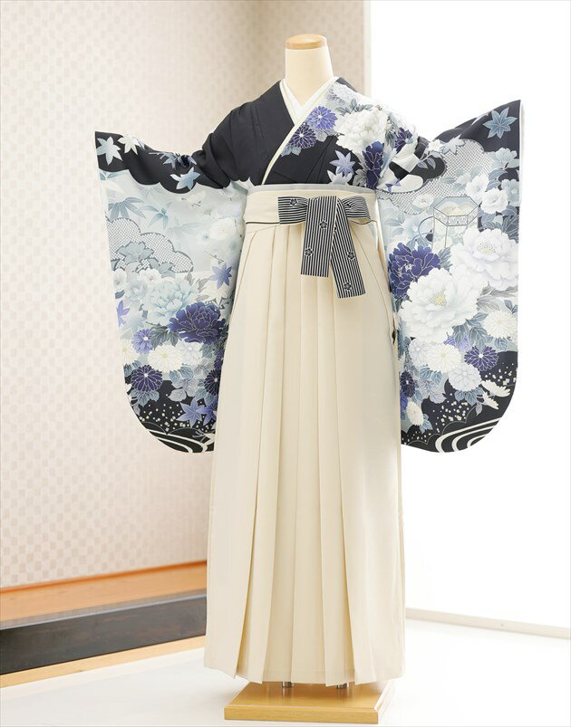 ※上記のご予約状況カレンダーを 必ずご確認いただきご注文下さい &nbsp; 着物のサイズなどについて詳しくお知りになりたい方は お電話でお気軽にお問い合せください。 【フリーダイヤル】 0120-140-375 【レンタルガイド】 ◆レンタルから返却までの流れ ◆レンタルご利用規約 ◆レンタル保険 ホっとプラス ◆ご予約のキャンセルについて ◆よくある質問 &nbsp; &nbsp;&nbsp; &nbsp; 【品　番】 joh5141-2 ( 「舞姫」ブランド　黒地に絢爛慶華×クリーム袴 /十三参り・卒業式/女の子ジュニア袴) 【サイズ】 身丈：110cm/肩裄：68cm/袖丈：76cm/袴丈：87cm 身長…143cm〜153cm位 (最大159cmまで) 【素　材】 表地：高級ポリエステル /裏地：高級ポリエステル 【レンタル内容】 着物、襦袢、袴、袴下帯、足袋、腰紐(3本)、 コーリンベルト(2本)、伊達締め(2本)、衿芯、草履、巾着、髪飾り（オプション） 【レンタル期間】 こちらのレンタル期間は3泊4日となります。 基本ご利用日2日前にお届けになります。 ご利用日の翌日夕方頃までに返却発送して下さい。 【おすすめ着用シーン】 ※3月の小学校卒業式におすすめです。 ※他にイベントや発表会にもご利用いただけます。 【袴丈について】 ご身長が高めのお客様には「91cm丈」袴のご用意もございます。 ご希望の際はご注文時に備考欄にご記入下さい。 ※「91cm丈」の袴は「身長159cm前後まで」対応可能です。 ※商品画像とやや柄が異なる場合がございます。　 ※数に限りがございますので、ご了承くださいませ。 【お問い合わせ】 営業時間外や夜間・複数同時着信の電話にも対応出来るようにAI応答システムを導入いたしました。 オペレーターからの直接電話をご希望の方は、下記のフォームから「お名前、電話番号、ご希望の時間帯、質問内容等」を記入いただければ折り返しご連絡させていただきます。 メールでのお問い合わせもこちらから受け付けております ◆お問い合わせフォームはこちらから 【お急ぎ注文について】 ※当店では15:00までにご注文をいただければ一部地域を除き当日発送に対応しております。 万が一、ご注文に不備があっても当店からお電話でご連絡させていただきますので安心してご注文ください。 【備考】 ※レンタル品です。販売用ではありません。 ※簡単な着付けマニュアルをお付けします(動画サイトにも公開しております) ※ご希望の方に思い出フォトブック＆感動スライド動画のプレゼント付き 【リンク】 ※こちらの衣装は複数着ございます。 ◆1着目はこちらから ◆3着目はこちらから ◆身長157cm以上の方は大人サイズからもご利用可能です *素材感や色合いの表現には個人差があり、環境により色合いが異なる場合がありますので、ご了承の上ご注文お願い致します。 &nbsp; &nbsp; &nbsp; ★安心のフルセットレンタル★ ★小物も含め、手軽に持ち運べる専用カバンにてお届けします★ &nbsp;