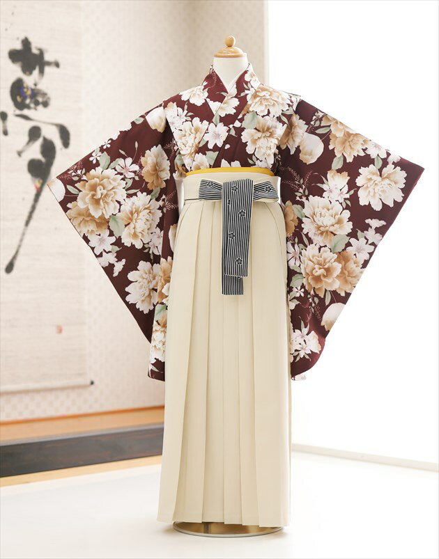 ※上記のご予約状況カレンダーを 必ずご確認いただきご注文下さい &nbsp; 着物のサイズなどについて詳しくお知りになりたい方は お電話でお気軽にお問い合せください。 【フリーダイヤル】 0120-140-375 【レンタルガイド】 ◆レンタルから返却までの流れ ◆レンタルご利用規約 ◆レンタル保険 ホっとプラス ◆ご予約のキャンセルについて ◆よくある質問 &nbsp; &nbsp;&nbsp; &nbsp; 【品　番】 h1707 ( 「百華」ブランド 赤茶地に吉祥慶彩花×クリーム袴 /小学校卒業式/女の子ジュニア) 【サイズ】 身丈：106cm/肩裄：59cm(肩上げあり)/袖丈：76cm/袴丈：84cm 身長…137cm〜149cm位 【素　材】 表地：高級ポリエステル /裏地：高級ポリエステル 【レンタル内容】 着物、襦袢、袴、袴下帯、足袋、腰紐(3本)、 コーリンベルト(2本)、伊達締め(2本)、衿芯、草履、巾着、髪飾り（オプション） 【レンタル期間】 こちらのレンタル期間は3泊4日となります。 基本ご利用日2日前にお届けになります。 ご利用日の翌日夕方頃までに返却発送して下さい。 【おすすめ着用シーン】 ※3月の小学校卒業式におすすめです。 ※他にイベントや発表会にもご利用いただけます。 【袴サイズについて】 こちらの商品は袴サイズ変更をご希望の場合「87cm丈」or「80cm丈」への変更が可能です。 ご希望の際はご注文時に備考欄にご記入下さい。 ※数に限りがございますので、ご了承くださいませ。 ※袴色の変更は+3000円となります。 【お電話での問い合わせ】 営業時間外や夜間・複数同時着信の電話にも対応出来るようにAI応答システムを導入いたしました。 オペレーターからの直接電話をご希望の方は、下記のフォームから「お名前、電話番号、ご希望の時間帯、質問内容等」を記入いただければ折り返しご連絡させていただきます。 メールでのお問い合わせもこちらから受け付けております ◆お問い合わせフォームはこちらから 【お急ぎ注文について】 ※当店では15:00までにご注文をいただければ一部地域を除き「当日発送（翌日到着）」に対応しております 万が一、ご注文に不備があっても当店からお電話でご連絡させていただきますので安心してご注文ください 【備考】 ※レンタル品です。販売用ではありません。 ※簡単な着付けマニュアルをお付けします(動画サイトにも公開しております) ※レンタルいただいた方にフォトブック＆感動スライド動画の作成サービス 【リンク】 ※こちらの衣装は複数着ございます ◆2着目はこちらから ◆他の小さめサイズ小学生卒業袴はこちら *素材感や色合いの表現には個人差があり、環境により色合いが異なる場合がありますので、ご了承の上ご注文お願い致します。 &nbsp; &nbsp; &nbsp; ★安心のフルセットレンタル★ ★小物も含め、手軽に持ち運べる専用カバンにてお届けします★ &nbsp;