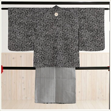 10歳前後ジュニア用 羽織袴レンタル グレーに紗綾形文様 d1027【男の子フルセット】《子供用》〔袴〕〔着物レンタル〕〔10歳前後〕〔9歳〕〔11歳〕〔小学生〕〔1/2成人式〕〔卒業式〕〔結婚式〕〔イベント〕〔発表会〕〔男の子〕【レンタル】