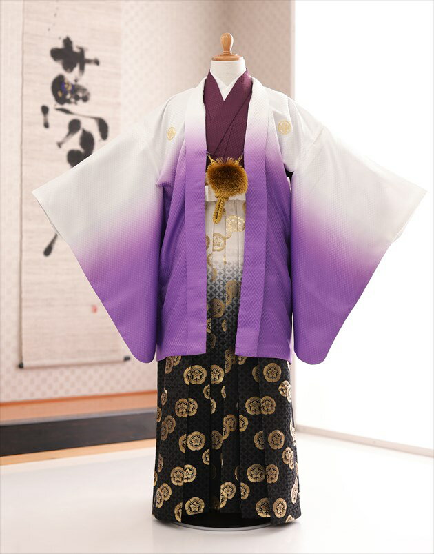 ※上記のご予約状況カレンダーを 必ずご確認いただきご注文下さい &nbsp; 着物のサイズなどについて詳しくお知りになりたい方は お電話でお気軽にお問い合せください。 【フリーダイヤル】 0120-140-375 【レンタルガイド】 ◆レンタルから返却までの流れ ◆レンタルご利用規約 ◆レンタル保険 ホっとプラス ◆ご予約のキャンセルについて ◆よくある質問 &nbsp; &nbsp;&nbsp; &nbsp; &nbsp; 【品　番】 jmo095（12歳前後ジュニア用 白×紫ぼかしに黒金亀甲袴/紋付きフルセット) 【サイズ】 羽織丈：78cm/肩裄：64cm/袴丈：85cm ※こちらは衣裳は「ウェスト95cm」までの対応となります。 身長…約145cm〜155cm 洋服サイズ…大人用Sサイズ程度 【素　材】 表地：高級ポリエステル /裏地：高級ポリエステル 【おすすめ用途】 小学校の卒業式や結婚式などにオススメ！ 七五三のお兄ちゃん用や、発表会・イベントにもどうぞ。 【レンタル内容】 羽織、着物、袴、角帯、襦袢、羽織紐、扇子、腰紐(3本)、草履、足袋※腰紐は希望本数がございましたら無料で追加可能です。ご注文時備考欄にてお申し付け下さい。 【レンタル期間】 こちらのレンタル期間は3泊4日となります。 ご利用日2日前にお届けになります。 ご利用日の翌日夕方までに返却発送して下さい。 【備考】 ※レンタル品です。販売用ではありません。 オールシーズン（春・夏・秋・冬）ご利用可能です 【その他】 ※レンタル頂いた方に大好評のフォトブック＆感動スライド動画をプレゼント ◆身長160cm前後の方はこちらのカテゴリへ *素材感や色合いの表現には個人差があり、環境により色合いが異なる場合がありますので、ご了承の上ご注文お願い致します。 &nbsp; &nbsp; &nbsp; ★安心のフルセットレンタル★ ★小物も含め、手軽に持ち運べる専用カバンにてお届けします★ &nbsp;