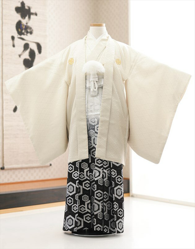 ※こちらの衣裳は一点物です ※上記のご予約状況カレンダーを 必ずご確認いただきご注文下さい ご予約が入っていない商品は何も表示しておりません。 ご利用日が予約期間と2日以上空いていればご利用可能です。 &nbsp; 着物のサイズなどについて詳しくお知りになりたい方は お電話でお気軽にお問い合せください。 【フリーダイヤル】 0120-140-375 【レンタルガイド】 ◆レンタルから返却までの流れ ◆レンタルご利用規約 ◆レンタル保険 ホっとプラス ◆ご予約のキャンセルについて ◆よくある質問 &nbsp; &nbsp;&nbsp; &nbsp; &nbsp; 【品　番】 d1106（10歳前後男の子着物レンタル きれいな白ベージュぼかし×白黒銀袴 /1/2成人式・卒業式) 【サイズ】 羽織丈：75cm/肩裄：64cm/袴丈：80cm 身長…約140cm〜150cm位 【素　材】 表地：高級ポリエステル /裏地：高級ポリエステル 【レンタル内容】 羽織、着物、袴、角帯、襦袢、羽織紐、扇子、腰紐(2本)、草履、足袋 【レンタル期間】 こちらのレンタル期間は3泊4日となります。 ご利用日2日前にお届けになります。 ご利用日の翌日夕方までに返却発送して下さい。 【プレゼント】 （1）当店オリジナルフォトブック＆感動スライド動画 【備考】 ※レンタル品です。販売用ではありません。 ※3月のご利用は「+5000円」となります。 【扇子について】 扇子は非常に壊れやすいため、当店ではお子様の怪我防止として 「開かない扇子」での御用意とさせていただいております。予めご了承くださいませ。 *素材感や色合いの表現には個人差があり、環境により色合いが異なる場合がありますので、ご了承の上ご注文お願い致します。 &nbsp; &nbsp; &nbsp; ★安心のフルセットレンタル★ ★小物も含め、手軽に持ち運べる専用カバンにてお届けします★ &nbsp;