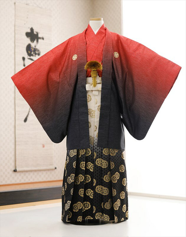 ※上記のご予約状況カレンダーを 必ずご確認いただきご注文下さい &nbsp; 着物のサイズなどについて詳しくお知りになりたい方は お電話でお気軽にお問い合せください。 【フリーダイヤル】 0120-140-375 【レンタルガイド】 ◆レンタルから返却までの流れ ◆レンタルご利用規約 ◆レンタル保険 ホっとプラス ◆ご予約のキャンセルについて ◆よくある質問 &nbsp; &nbsp;&nbsp; &nbsp; &nbsp; 【品　番】 jmo152（12歳前後ジュニア用 きれいな朱赤ぼかし 黒金ぼかし袴/紋付きフルセット) 【サイズ】 羽織丈：79cm/肩裄：68cm/袴丈：85cm ※こちらは衣裳は「ウェスト90cm」までの対応となります。 身長…約147cm〜157cm 洋服サイズ…大人用Sサイズ程度 【素　材】 表地：高級ポリエステル /裏地：高級ポリエステル 【おすすめ用途】 小学校の卒業式や結婚式などにオススメ！ 七五三のお兄ちゃん用や、発表会・イベントにもどうぞ。 【レンタル内容】 羽織、着物、袴、角帯、襦袢、羽織紐、扇子、腰紐(3本)、草履、足袋※腰紐は希望本数がございましたら無料で追加可能です。ご注文時備考欄にてお申し付け下さい。 【レンタル期間】 こちらのレンタル期間は3泊4日となります。 ご利用日2日前にお届けになります。 ご利用日の翌日夕方までに返却発送して下さい。 【問い合わせについて】 営業時間外や夜間・複数同時着信の電話にも対応出来るようにAI応答システムを導入いたしました。 オペレーターからの直接電話をご希望の方は、下記のフォームから「お名前、電話番号、ご希望の時間帯、質問内容等」を記入いただければ折り返しご連絡させていただきます。 メールでのお問い合わせもこちらから受け付けております ◆お問い合わせフォームはこちらから 【お急ぎ注文について】 ※当店では15:00までにご注文をいただければ一部地域を除き「当日発送（翌日到着）」に対応しております 万が一、ご注文に不備があっても当店からお電話でご連絡させていただきますので安心してご注文ください 【備考】 ※レンタル品です。販売用ではありません。 オールシーズン（春・夏・秋・冬）ご利用可能です 【その他】 ※レンタル頂いた方に大好評のフォトブック＆感動スライド動画をプレゼント ◆身長160cm前後の方はこちらのカテゴリへ *素材感や色合いの表現には個人差があり、環境により色合いが異なる場合がありますので、ご了承の上ご注文お願い致します。 &nbsp; &nbsp; &nbsp; ★安心のフルセットレンタル★ ★小物も含め、手軽に持ち運べる専用カバンにてお届けします★ &nbsp;