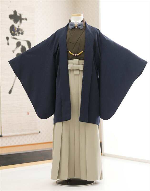 ※上記のご予約状況カレンダーを 必ずご確認いただきご注文下さい &nbsp; 着物のサイズなどについて詳しくお知りになりたい方は お電話でお気軽にお問い合せください。 【フリーダイヤル】 0120-140-375 【レンタルガイド】 ◆レンタルから返却までの流れ ◆レンタルご利用規約 ◆レンタル保険 ホっとプラス ◆ご予約のキャンセルについて ◆よくある質問 &nbsp; &nbsp;&nbsp; &nbsp; &nbsp; &nbsp; &nbsp; 【品　番】 jmo165（12歳前後ジュニア羽織袴 スタイルネイビーシンプルモダンアート ) 【サイズ】 羽織丈：80cm/肩裄：66cm/袴丈：85cm 身長…約145cm〜155cm 洋服サイズ…大人用Sサイズ程度 【素　材】 表地：高級ポリエステル /裏地：高級ポリエステル 【和洋の2wayスタイル】 こちらの商品は通常の着物スタイルに加え 着物の下にYシャツを着用いただくことで洋風な蝶ネクタイスタイルとしてもご利用いただけます。 写真撮影とイベント当日で違うスタイルにすることも可能ですので晴れ日の思い出をより多く残してください。 ※蝶ネクタイはワンタッチのタイピン仕様で簡単に位置調整・脱着が可能です。 【おすすめ用途】 小学校の卒業式や十三参りなどにオススメ！ 七五三のお兄ちゃん用や、発表会・イベントにもどうぞ。 【レンタル内容】 羽織、着物、袴、角帯、襦袢、羽織紐、扇子、腰紐(3本)、草履、足袋※腰紐は希望本数がございましたら無料で追加可能です。ご注文時備考欄にてお申し付け下さい。Yシャツ、蝶ネクタイ、ビーズ羽織紐（洋スタイル用） 【レンタル期間】 こちらのレンタル期間は3泊4日となります。 ご利用日2日前にお届けになります。 ご利用日の翌日夕方までに返却発送して下さい。 【複数着同時レンタル】 こちらの着物は同じものが複数着あるので、友人同士などで同じ衣装を着用したい場合も可能です。 着数に限りがありますので複数着同時利用をご希望の場合は事前に問い合わせください 【ご購入手続き画面】 ※ご利用日に関わらず「日付指定なし」を選択しお進みください。 ご選択いただきました「ご利用日2日前」または「前日」にてお届けさせていただきます。 【お電話の問い合わせ】 営業時間外や夜間・複数同時着信の電話にも対応出来るようにAI応答システムを導入いたしました。 オペレーターからの直接電話をご希望の方は、下記のフォームから「お名前、電話番号、ご希望の時間帯、質問内容等」を記入いただければ折り返しご連絡させていただきます。 メールでのお問い合わせもこちらから受け付けております ◆お問い合わせフォームはこちらから 【お急ぎ注文について】 ※当店では15:00までにご注文をいただければ一部地域を除き「当日発送（翌日到着）」に対応しております 万が一、ご注文に不備があっても当店からお電話でご連絡させていただきますので安心してご注文ください 【備考】 ※レンタル品です。販売用ではありません。 オールシーズン（春・夏・秋・冬）ご利用可能です レンタルいただいた方に大人気のオリジナルフォトブック＆感動スライド動画プレゼント。 *素材感や色合いの表現には個人差があり、環境により色合いが異なる場合がありますので、ご了承の上ご注文お願い致します。 &nbsp; &nbsp; &nbsp; ★安心のフルセットレンタル★ ★小物も含め、手軽に持ち運べる専用カバンにてお届けします★ &nbsp;
