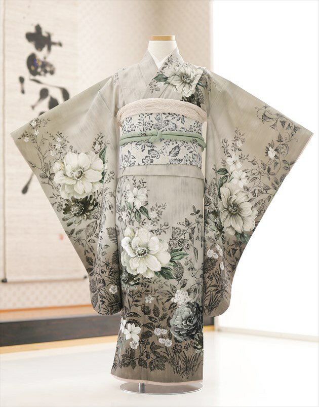 ※上記のご予約状況カレンダーを 必ずご確認いただきご注文下さい &nbsp; 着物のサイズなどについて詳しくお知りになりたい方は お電話でお気軽にお問い合せください。 【フリーダイヤル】 0120-140-375 【レンタルガイド】 ◆レンタルから返却までの流れ ◆レンタルご利用規約 ◆レンタル保険 ホっとプラス ◆ご予約のキャンセルについて ◆よくある質問 &nbsp; &nbsp;&nbsp; &nbsp; &nbsp; &nbsp; 【品　番】 jk1278(「JILLSTUART」ブランド くすみグレーに絢爛吉祥慶華 /10歳女の子ジュニア着物) 【サイズ】 身丈：146cm/肩裄：59cm(肩身上げ有時)/袖丈：76cm 身長…130cm〜140cm位※肩身上げを外せば146cm位まで着用可能です 【素　材】 表地：高級ポリエステル /裏地：高級ポリエステル 【レンタル内容】 着物、襦袢、結び帯、衿芯、草履、巾着、帯揚げ、帯〆、前板、足袋、腰紐(3本)、コーリンベルト(2本)、伊達締め(2本)、髪飾り※腰紐・伊達締め・コーリンベルトは希望本数がございましたら無料で追加可能です。ご注文時備考欄にてお申し付け下さい。 【レンタル期間】 こちらのレンタル期間は3泊4日となります。 基本ご利用日2日前にお届けになります。 ご利用日の翌日夕方頃までに返却発送して下さい。 【おすすめ利用用途】 結婚式列席や七五三のお姉ちゃん用・1/2成人式・発表会・イベントなどに 【セット小物】 こちらの商品は七五三などの用途でご利用頂くことも可能でございます。 「＋1000円」のオプションにて「筥迫」「しごき」「扇子」を追加で ご用意させていただくことが可能でございます。 ※「筥迫」「しごき」の色柄は当店お任せとなります 【お急ぎ注文について】 ※当店では15:00までにご注文をいただければ一部地域を除き「当日発送（翌日到着）」に対応しております 万が一、ご注文に不備があっても当店からお電話でご連絡させていただきますので安心してご注文ください 【備考】 ※レンタル品です。販売用ではありません。※こちらの帯は「結び帯」ですので七五三の着付けと同じ要領で着付けができます。 ※手結びの帯（袋帯）をご希望の方はご注文時備考欄にお書きください。 オールシーズン（春・夏・秋・冬）利用可能です。 【その他】 ※簡単な着付けマニュアルを同封しております。 ※レンタルいただいた方にオリジナルフォトブック＆感動スライド動画のプレゼント！ ◆他の10歳前後女の子ジュニア着物はこちら *素材感や色合いの表現には個人差があり、環境により色合いが異なる場合がありますので、ご了承の上ご注文お願い致します。 &nbsp; &nbsp; &nbsp; ★安心のフルセットレンタル★ ★小物も含め作り帯が型崩れせず、持ち運びも可能な軽めの深底ケースにてお届けします★ &nbsp;