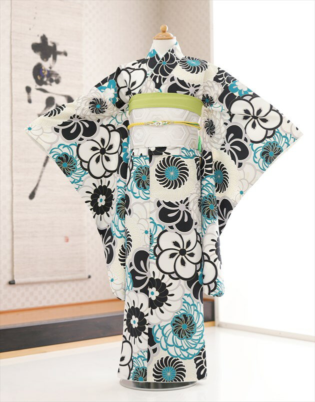 ※上記のご予約状況カレンダーを 必ずご確認いただきご注文下さい &nbsp; 着物のサイズなどについて詳しくお知りになりたい方は お電話でお気軽にお問い合せください。 【フリーダイヤル】 0120-140-375 【レンタルガイド】 ◆レンタルから返却までの流れ ◆レンタルご利用規約 ◆レンタル保険 ホっとプラス ◆ご予約のキャンセルについて ◆よくある質問 &nbsp; &nbsp;&nbsp; &nbsp; &nbsp; &nbsp; &nbsp; 【品　番】 jk0255 (白クリームにモダン絢爛慶花 /十三参り・1/2成人式/女の子ジュニア着物) 【サイズ】 身丈：155cm/肩裄：68cm/袖丈：87cm 身長…147cm〜157cm位 【素　材】 表地：高級ポリエステル /裏地：高級ポリエステル 【レンタル内容】 着物、襦袢、結び帯、衿芯、草履、巾着、帯揚げ、帯〆、前板、足袋、腰紐(3本)、コーリンベルト(2本)、伊達締め(2本)、髪飾り（オプション）※腰紐・伊達締め・コーリンベルトは希望本数がございましたら無料で追加可能です。ご注文時備考欄にてお申し付け下さい。 【レンタル期間】 こちらのレンタル期間は3泊4日となります。 基本ご利用日2日前にお届けになります。 ご利用日の翌日夕方頃までに返却発送して下さい。 【おすすめ利用用途】 結婚式列席や七五三のお姉ちゃん用・十三参りや1/2成人式・発表会・イベントなどに 【備考】 ※レンタル品です。販売用ではありません。※こちらの帯は「結び帯」ですので七五三の着付けと同じ要領で着付けができます。 ※手結びの帯（袋帯）をご希望の方はご注文時備考欄にお書きください。 オールシーズン（春・夏・秋・冬）利用可能です。 【その他】 ※簡単な着付けマニュアルを同封しております。 ※6月〜9月利用につきましては長襦袢を夏用(袖無しタイプ)に変更可能ですので ご希望の方は備考欄にその旨を記載下さい。 ※レンタルいただいた方にオリジナルフォトブック＆感動スライド動画のプレゼント！ *素材感や色合いの表現には個人差があり、環境により色合いが異なる場合がありますので、ご了承の上ご注文お願い致します。 &nbsp; &nbsp; &nbsp; ★安心のフルセットレンタル★ ★小物も含め作り帯が型崩れせず、持ち運びも可能な軽めの深底ケースにてお届けします★ &nbsp;