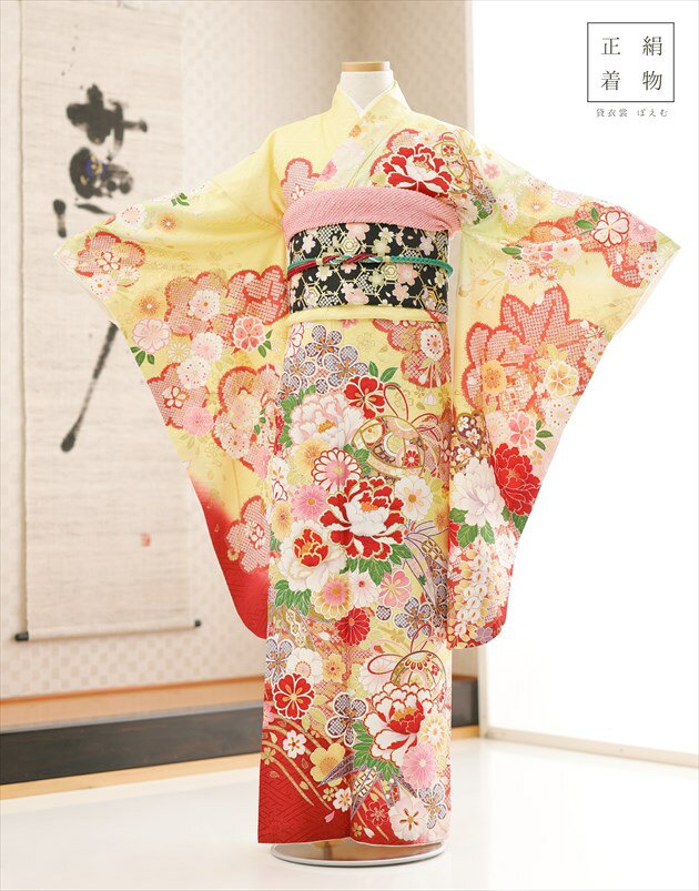 ※上記のご予約状況カレンダーを 必ずご確認いただきご注文下さい &nbsp; 着物のサイズなどについて詳しくお知りになりたい方は お電話でお気軽にお問い合せください。 【フリーダイヤル】 0120-140-375 【レンタルガイド】 ◆レンタルから返却までの流れ ◆レンタルご利用規約 ◆レンタル保険 ホっとプラス ◆ご予約のキャンセルについて ◆よくある質問 &nbsp; &nbsp;&nbsp; &nbsp; &nbsp; &nbsp; &nbsp; &nbsp; 【品　番】 jk0258 (黄色に絢爛慶び吉祥麗花 /十三参り・1/2成人式/女の子ジュニア正絹着物) 【サイズ】 身丈：157cm/肩裄：66cm/袖丈：86cm 身長…145cm〜158cm位 【素　材】 表地：高級正絹100％ /裏地：高級ポリエステル 【レンタル内容】 着物、襦袢、結び帯、衿芯、草履、巾着、帯揚げ、帯〆、前板、足袋、腰紐(3本)、コーリンベルト(2本)、伊達締め(2本)、髪飾り（オプション）※腰紐・伊達締め・コーリンベルトは希望本数がございましたら無料で追加可能です。ご注文時備考欄にてお申し付け下さい。 【レンタル期間】 こちらのレンタル期間は3泊4日となります。 基本ご利用日2日前にお届けになります。 ご利用日の翌日夕方頃までに返却発送して下さい。 【おすすめ利用用途】 結婚式列席や七五三のお姉ちゃん用・十三参りや1/2成人式・発表会・イベントなどに 【備考】 ※レンタル品です。販売用ではありません。※こちらの帯は「結び帯」ですので七五三の着付けと同じ要領で着付けができます。 ※手結びの帯（袋帯）をご希望の方はご注文時備考欄にお書きください。 オールシーズン（春・夏・秋・冬）利用可能です。 ◆他の10歳〜13歳女の子ジュニア正絹着物はこちら 【その他】 ※簡単な着付けマニュアルを同封しております。 ※6月〜9月利用につきましては長襦袢を夏用(袖無しタイプ)に変更可能ですので ご希望の方は備考欄にその旨を記載下さい。 ※レンタルいただいた方にオリジナルフォトブック＆感動スライド動画のプレゼント！ *素材感や色合いの表現には個人差があり、環境により色合いが異なる場合がありますので、ご了承の上ご注文お願い致します。 &nbsp; &nbsp; &nbsp; ★安心のフルセットレンタル★ ★小物も含め作り帯が型崩れせず、持ち運びも可能な軽めの深底ケースにてお届けします★ &nbsp;