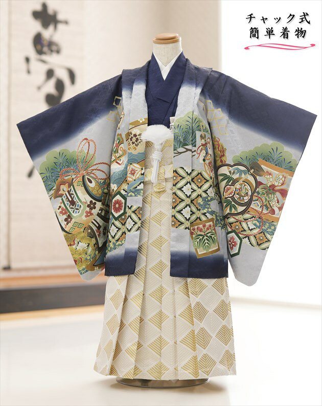 上記のご予約状況カレンダーを 必ずご確認いただきご注文下さい。 ご予約が入っていない商品は何も表示しておりません。ご利用日が予約期間と2日以上空いていればご利用可能です。 &nbsp; 着物のサイズなどについて詳しくお知りになりたい方は お電話でお気軽にお問い合せください。 【フリーダイヤル】 0120-140-375 【レンタルガイド】 ◆レンタルから返却までの流れ ◆レンタルご利用規約 ◆レンタル保険 ホっとプラス ◆ご予約のキャンセルについて ◆よくある質問 &nbsp; &nbsp;&nbsp; &nbsp; &nbsp; &nbsp; &nbsp; &nbsp; &nbsp; 【品　番】 zd4030 (「光」ブランド 紺地に勇壮飛翔鷹 /チャックで簡単着付け) 【サイズ】 身丈：85cm / 羽織丈：60cm/肩裄：45cm 身長…110cm前後（105cm〜112cm位） 【素　材】 表地：上質ポリエステル /裏地：ポリエステル 【レンタル内容】 羽織、着物（襦袢付）袴、角帯、草履、足袋、扇子、懐剣、羽織紐、サスペンダー 【レンタル期間】 レンタル期間は3泊4日となります。 基本ご利用日の2日前にお届けになります。 ご利用日の翌日夕方頃までに返却発送して下さい。 【感動楽チャック着物の特徴】 ◆特徴が分かるイメージ動画はこちらから 【感動楽チャック着物の着せ方】 1・足袋を履いて、着物のチャックを広げる 2・着物を置いて足から入る 3・手を通してチャックを一番上まで上げ、袴の紐をベルトを通す 4・3つのボタンを留めて、羽織を着せたら完成！ （※チャックは型崩れしないように少し硬め仕様になっております。） ※初めての方でも約90秒で簡単に着付けが可能です ※付属のサスペンダーで袴の長さ調整も可能です ◆着せ方の簡易動画はこちらから 【着せ方の補足】 初めて着付けをする方でも商品ページの画像を見るだけで簡単に着用いただけますが 画像4番・5番の「袴の留め方について・サスペンダーの調整方法」は詳細画像での説明書と動画QRコードを同封しております 【お子様の体調不良時】 当店では商品発送後にお子様の急な体調不良によりご着用いただけず返却となった場合、救済措置として次回別日でご利用いただける場合は半額の50％OFFにて提供させていただいております。 ご利用日直前の体調不調にて着用いただけなかった場合はお問い合わせフォームよりご連絡をお願いいたします。 【動画について】 ◆感動楽チャック羽織袴のイメージ動画はこちら 【プレゼント】 当店オリジナルフォトブック＆感動スライド動画 【備考】 ※レンタル品です。販売用ではありません。 ※オールシーズン（春・夏・秋・冬）利用可能です。 ※実用新案権を取得の独自開発（貸衣裳ぽえむだけのオリジナル着物） ※下記予約状況表を必ずご確認下さい。重複する期間でのご利用はできません。 【扇子について】 扇子は非常に壊れやすいため、当店ではお子様の怪我防止として「開かない扇子」での御用意とさせていただいております。予めご了承くださいませ。 【その他】 ◆他の小さめ5歳チャック式羽織袴 (110cm前後)はこちらから ◆他の5歳チャック式羽織袴 (117cm前後)はこちらから *素材感や色合いの表現には個人差があり、環境により色合いが異なる場合がありますので、ご了承の上ご注文お願い致します。 &nbsp; &nbsp; &nbsp; ★安心のフルセットレンタル★ ★小物も含め、手軽に持ち運べる専用カバンにてお届けします★ &nbsp;