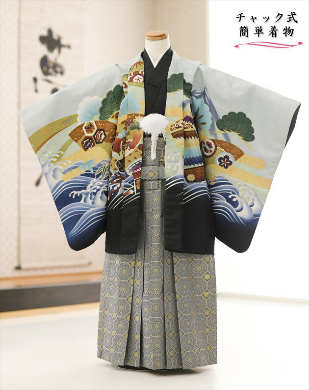 上記のご予約状況カレンダーを 必ずご確認いただきご注文下さい。 ご予約が入っていない商品は何も表示しておりません。ご利用日が予約期間と2日以上空いていればご利用可能です。 &nbsp; 着物のサイズなどについて詳しくお知りになりたい方は お電話でお気軽にお問い合せください。 【フリーダイヤル】 0120-140-375 【レンタルガイド】 ◆レンタルから返却までの流れ ◆レンタルご利用規約 ◆レンタル保険 ホっとプラス ◆ご予約のキャンセルについて ◆よくある質問 &nbsp; &nbsp;&nbsp; &nbsp; &nbsp; &nbsp; &nbsp; &nbsp; &nbsp; 【品　番】 zd5018 (「光」ライトグレーに縁起勇壮武将 /チャック式簡単着付け) 【サイズ】 身丈：95cm / 羽織丈：63cm/肩裄：49cm 身長…117cm前後（113cm〜119cm位） 【素　材】 表地：上質ポリエステル /裏地：ポリエステル 【レンタル内容】 羽織、着物（襦袢付）袴、角帯、草履、足袋、扇子、懐剣、羽織紐、サスペンダー 【レンタル期間】 レンタル期間は3泊4日となります。 基本ご利用日の2日前にお届けになります。 ご利用日の翌日夕方頃までに返却発送して下さい。 【感動楽チャック着物の特徴】 ◆特徴が分かるイメージ動画はこちらから 【感動楽チャック着物の着せ方】 1・足袋を履いて、着物のチャックを広げる 2・着物を置いて足から入る 3・手を通してチャックを一番上まで上げ、袴の紐をベルトを通す 4・3つのボタンを留めて、羽織を着せたら完成！ （※チャックは型崩れしないように少し硬め仕様になっております。） ※初めての方でも約90秒で簡単に着付けが可能です ※付属のサスペンダーで袴の長さ調整も可能です ◆着せ方の簡易動画はこちらから 【着せ方の補足】 初めて着付けをする方でも商品ページの画像を見るだけで簡単に着用いただけますが 画像4番・5番の「袴の留め方について・サスペンダーの調整方法」は詳細画像での説明書と動画QRコードを同封しております 【お子様の体調不良時】 当店では商品発送後にお子様の急な体調不良によりご着用いただけず返却となった場合、救済措置として次回別日でご利用いただける場合は半額の50％OFFにて提供させていただいております。 ご利用日直前の体調不調にて着用いただけなかった場合はお問い合わせフォームよりご連絡をお願いいたします。 【プレゼント】 当店オリジナルフォトブック＆感動スライド動画 【備考】 ※レンタル品です。販売用ではありません。 ※オールシーズン（春・夏・秋・冬）利用可能です。 ※実用新案権を取得の独自開発（貸衣裳ぽえむだけのオリジナル着物） ※下記予約状況表を必ずご確認下さい。重複する期間でのご利用はできません。 【扇子について】 扇子は非常に壊れやすいため、当店ではお子様の怪我防止として「開かない扇子」での御用意とさせていただいております。予めご了承くださいませ。 【その他】 ◆他の小さめ5歳チャック式羽織袴 (110cm前後)はこちらから ◆他の5歳チャック式羽織袴 (117cm前後)はこちらから *素材感や色合いの表現には個人差があり、環境により色合いが異なる場合がありますので、ご了承の上ご注文お願い致します。 &nbsp; &nbsp; &nbsp; ★安心のフルセットレンタル★ ★小物も含め、手軽に持ち運べる専用カバンにてお届けします★ &nbsp;