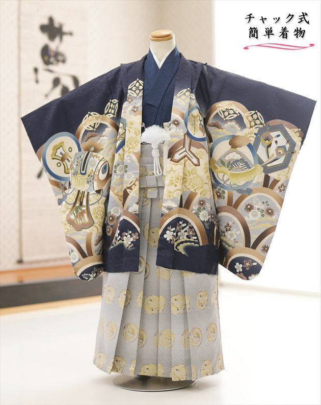 上記のご予約状況カレンダーを 必ずご確認いただきご注文下さい。 ご予約が入っていない商品は何も表示しておりません。ご利用日が予約期間と2日以上空いていればご利用可能です。 &nbsp; 着物のサイズなどについて詳しくお知りになりたい方は お電話でお気軽にお問い合せください。 【フリーダイヤル】 0120-140-375 【レンタルガイド】 ◆レンタルから返却までの流れ ◆レンタルご利用規約 ◆レンタル保険 ホっとプラス ◆ご予約のキャンセルについて ◆よくある質問 &nbsp; &nbsp;&nbsp; &nbsp; &nbsp; &nbsp; &nbsp; &nbsp; &nbsp; 【品　番】 zd5033 (「和がまま」ブランド 紺地に勇壮縁起飛翔鷹 /チャック式簡単着付け) 【サイズ】 身丈：95cm / 羽織丈：64cm/肩裄：49cm 身長…117cm前後（113cm〜119cm位） 【素　材】 表地：上質ポリエステル /裏地：ポリエステル 【レンタル内容】 羽織、着物（襦袢付）袴、角帯、草履、足袋、扇子、懐剣、羽織紐、サスペンダー 【レンタル期間】 レンタル期間は3泊4日となります。 基本ご利用日の2日前にお届けになります。 ご利用日の翌日夕方頃までに返却発送して下さい。 【感動楽チャック着物の特徴】 ◆特徴が分かるイメージ動画はこちらから 【感動楽チャック着物の着せ方】 1・足袋を履いて、着物のチャックを広げる 2・着物を置いて足から入る 3・手を通してチャックを一番上まで上げ、袴の紐をベルトを通す 4・3つのボタンを留めて、羽織を着せたら完成！ （※チャックは型崩れしないように少し硬め仕様になっております。） ※初めての方でも約90秒で簡単に着付けが可能です ※付属のサスペンダーで袴の長さ調整も可能です ◆着せ方の簡易動画はこちらから 【着せ方の補足】 初めて着付けをする方でも商品ページの画像を見るだけで簡単に着用いただけますが 画像4番・5番の「袴の留め方について・サスペンダーの調整方法」は詳細画像での説明書と動画QRコードを同封しております 【お子様の体調不良時】 当店では商品発送後にお子様の急な体調不良によりご着用いただけず返却となった場合、救済措置として次回別日でご利用いただける場合は半額の50％OFFにて提供させていただいております。 ご利用日直前の体調不調にて着用いただけなかった場合はお問い合わせフォームよりご連絡をお願いいたします。 【プレゼント】 当店オリジナルフォトブック＆感動スライド動画 【備考】 ※レンタル品です。販売用ではありません。 ※オールシーズン（春・夏・秋・冬）利用可能です。 ※実用新案権を取得の独自開発（貸衣裳ぽえむだけのオリジナル着物） ※下記予約状況表を必ずご確認下さい。重複する期間でのご利用はできません。 【扇子について】 扇子は非常に壊れやすいため、当店ではお子様の怪我防止として「開かない扇子」での御用意とさせていただいております。予めご了承くださいませ。 【その他】 ◆他の小さめ5歳チャック式羽織袴 (110cm前後)はこちらから ◆他の5歳チャック式羽織袴 (117cm前後)はこちらから *素材感や色合いの表現には個人差があり、環境により色合いが異なる場合がありますので、ご了承の上ご注文お願い致します。 &nbsp; &nbsp; &nbsp; ★安心のフルセットレンタル★ ★小物も含め、手軽に持ち運べる専用カバンにてお届けします★ &nbsp;