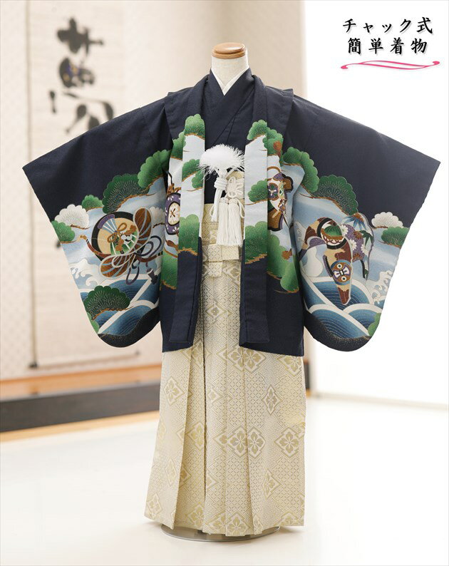 上記のご予約状況カレンダーを 必ずご確認いただきご注文下さい。 ご予約が入っていない商品は何も表示しておりません。ご利用日が予約期間と2日以上空いていればご利用可能です。 &nbsp; 着物のサイズなどについて詳しくお知りになりたい方は お電話でお気軽にお問い合せください。 【フリーダイヤル】 0120-140-375 【レンタルガイド】 ◆レンタルから返却までの流れ ◆レンタルご利用規約 ◆レンタル保険 ホっとプラス ◆ご予約のキャンセルについて ◆よくある質問 &nbsp; &nbsp;&nbsp; &nbsp; &nbsp; &nbsp; &nbsp; &nbsp; &nbsp; 【品　番】 zd5026 (「光」ブランド　紺地に慶び勇壮龍兜 /チャック式簡単着付け) 【サイズ】 身丈：95cm / 羽織丈：64cm/肩裄：49cm 身長…117cm前後（113cm〜119cm位） 【素　材】 表地：上質ポリエステル /裏地：ポリエステル 【レンタル内容】 羽織、着物（襦袢付）袴、角帯、草履、足袋、扇子、懐剣、羽織紐、サスペンダー 【レンタル期間】 レンタル期間は3泊4日となります。 基本ご利用日の2日前にお届けになります。 ご利用日の翌日夕方頃までに返却発送して下さい。 【感動楽チャック着物の特徴】 ◆特徴が分かるイメージ動画はこちらから 【感動楽チャック着物の着せ方】 1・足袋を履いて、着物のチャックを広げる 2・着物を置いて足から入る 3・手を通してチャックを一番上まで上げ、袴の紐をベルトを通す 4・3つのボタンを留めて、羽織を着せたら完成！ （※チャックは型崩れしないように少し硬め仕様になっております。） ※初めての方でも約90秒で簡単に着付けが可能です ※付属のサスペンダーで袴の長さ調整も可能です ◆着せ方の簡易動画はこちらから 【着せ方の補足】 初めて着付けをする方でも商品ページの画像を見るだけで簡単に着用いただけますが 画像4番・5番の「袴の留め方について・サスペンダーの調整方法」は詳細画像での説明書と動画QRコードを同封しております 【お子様の体調不良時】 当店では商品発送後にお子様の急な体調不良によりご着用いただけず返却となった場合、救済措置として次回別日でご利用いただける場合は半額の50％OFFにて提供させていただいております。 ご利用日直前の体調不調にて着用いただけなかった場合はお問い合わせフォームよりご連絡をお願いいたします。 【プレゼント】 当店オリジナルフォトブック＆感動スライド動画 【備考】 ※レンタル品です。販売用ではありません。 ※オールシーズン（春・夏・秋・冬）利用可能です。 ※実用新案権を取得の独自開発（貸衣裳ぽえむだけのオリジナル着物） ※下記予約状況表を必ずご確認下さい。重複する期間でのご利用はできません。 【扇子について】 扇子は非常に壊れやすいため、当店ではお子様の怪我防止として「開かない扇子」での御用意とさせていただいております。予めご了承くださいませ。 【その他】 ◆他の小さめ5歳チャック式羽織袴 (110cm前後)はこちらから ◆他の5歳チャック式羽織袴 (117cm前後)はこちらから *素材感や色合いの表現には個人差があり、環境により色合いが異なる場合がありますので、ご了承の上ご注文お願い致します。 &nbsp; &nbsp; &nbsp; ★安心のフルセットレンタル★ ★小物も含め、手軽に持ち運べる専用カバンにてお届けします★ &nbsp;