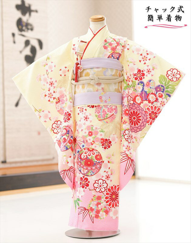 上記のご予約状況カレンダーを 必ずご確認いただきご注文下さい。 &nbsp; 着物のサイズなどについて詳しくお知りになりたい方は お電話でお気軽にお問い合せください。 【フリーダイヤル】 0120-140-375 【レンタルガイド】 ◆レンタルから返却までの流れ ◆レンタルご利用規約 ◆レンタル保険 ホっとプラス ◆ご予約のキャンセルについて ◆よくある質問 &nbsp; &nbsp;&nbsp; &nbsp; &nbsp; &nbsp; &nbsp; &nbsp; 【品　番】 zj5001(「花ひめ」ブランド 黄色に彩り吉祥慶華鞠 /7歳女児/七五三) 【対象年齢】 5歳～7歳女の子用ですが身長に応じて年齢問わず着用いただけます。 【おすすめ利用用途】 七五三や結婚式列席・発表会・七草祝い・お正月の初詣・イベントなどに 【サイズ】 着丈：91cm/肩裄：47cm/袖丈：68cm 身長…111cm前後（105cm〜113cm位） 【素　材】 表地：高級ポリエステル /裏地：高級ポリエステル 【レンタル内容】 着物（襦袢付）、結び帯、帯揚げ、帯〆、しごき、箱迫、末広（扇子）、髪飾り、草履、バッグ、足袋、ウェストベルト（サイズ調整用） 【レンタル期間】 レンタル期間は3泊4日となります。 基本ご利用日2日前にお届けになります。 ご利用日の翌日夕方頃までに返却発送して下さい。 【感動楽チャック着物(7歳用)の特徴】 ◆特徴が分かるイメージ動画はこちらから 【感動楽チャック着物(7歳用)の着せ方】 1・足袋を履いて、着物のチャックを広げる 2・着物を置いて足から入る 3・手を通してチャックを一番上まで上げる （※チャックは型崩れしないように少し硬め仕様になっております。） 4・着物についているウェストベルトで体型調整をする 5・付いている帯を後ろで止めて、しごきを結ぶ 6・最後に結び帯を挿し紐を結んで完成！ ※約5分で簡単に着付けが可能です ※丈が長い場合は付属のウェストベルトでサイズ調整が可能です ◆着せ方の動画はこちらから 【お急ぎ注文について】 ※当店では15:00までにご注文をいただければ一部地域を除き「当日発送（翌日到着）」に対応しております 万が一、ご注文に不備があっても当店からお電話でご連絡させていただきますので安心してご注文ください 【体調不良時について】 店では商品発送後にお子様の急な体調不良によりご着用いただけず返却となった場合、救済措置として次回別日でご利用いただける場合は半額の50％OFFにて提供させていただいております。 ご利用日直前の体調不調にて着用いただけなかった場合はお問い合わせフォームよりご連絡をお願いいたします。 【プレゼント】 当店オリジナルフォトブック＆感動スライド動画 【備考】 ※レンタル品です。販売用ではありません。 ※※帯・帯揚げ・帯締めはマネキン人形（画像）のセットとなります（一体型の為変更は出来ません） 【髪飾りについて】 髪飾りは「グレードアップ+2000円」のご用意もございます。 ご希望のお客様はご注文時にお選びくださいませ。 ※髪飾りはいずれも「洋風アップスタイル用」です。 【日本髪用飾り】ではございませんのでご注意ください。 ※グレードアップタイプは大きめの華やかな飾りとなります。 ※【日本髪用飾り】のご用意も少数ございます。 ご希望のお客様は別途ご相談くださいませ。 【サイズリンク】 ◆小さめ7歳女の子サイズはこちら ◆7歳女の子通常サイズ(114cm～129cm) はこちら *素材感や色合いの表現には個人差があり、環境により色合いが異なる場合がありますので、ご了承の上ご注文お願い致します。 &nbsp; &nbsp; &nbsp; ★安心のフルセットレンタル★ ★小物も含め作り帯が型崩れせず、持ち運びも可能な軽めの底厚ケースにてお届けします★ &nbsp;