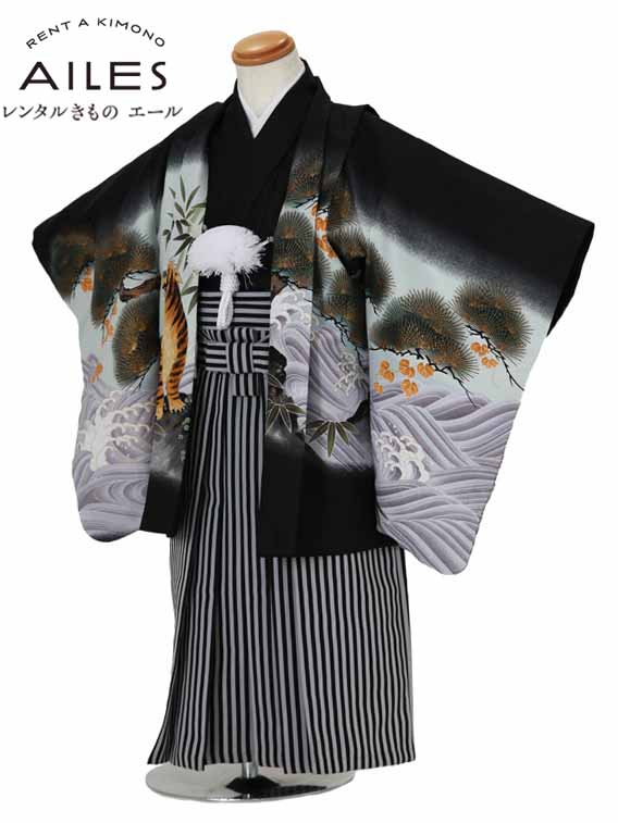 ●商品詳細適用サイズ3歳の標準サイズ（身長95cm〜105cm） ●素材・表地：合成繊維（比翼仕立）・裏地：合成繊維●簡易袴セット寸法（マジックテープ型の仕様です）　肩裄42cm/羽織丈53cm/袴紐下丈50cm寸法見本はこちらをご覧ください。※サイズ調整が必要な場合があります●セット内容・着物・袖なし長襦袢・羽織・簡易袴（角帯セットマジックテープ）・足袋・草履・扇子・懐剣・羽織紐・お守り・サスペンダー ※着付けに必要なタオルはご準備ください。 ※着物と袴以外の角帯や小物などはお選び頂いた袴に合わせて当店スタッフがコーディネートさせていただきます。●レンタル期間レンタル期間は商品がお手元に届いた日 （ご利用日の2日前）から3泊4日です。ご利用の翌日までにご返送下さい。●返却方法送料は往復無料です。※北海道・沖縄・離島一部地域を除く同封したヤマト運輸の着払い伝票でお送りください。※ヤマト運輸以外での返却の場合 送料はお客様の方でご負担下さい。※クリーニングなどの後始末は一切不要です。※注意：モニターの発色の具合によって実際のものと色が異なる場合があります。※簡単なサイズ調整（腰紐にて）が必要な場合があります。 ※箱タイプでの配送となります。&nbsp; ※カレンダーの表示に少しお時間がかかります。表示までしばらくお待ちください。 ×印のところは既にご予約済みとなっております。 カレンダーの予約状況が反映されるまで時間がかかることがありますので、 予約確定ではございません。楽天からのメール後のショップからのメールにて確定とさせていただきます。七五三 着物【レンタル】七五三 3歳袴レンタルAO3003 男児 七五三袴 レンタル きもの 3歳 羽織袴 袴セット 着物 貸衣装 着物 3歳 七五三 3才男の子 人気柄 子供 着物 男の子 753 レンタル かっこいい 人気 新品足袋プレゼント 往復送料無料 七五三などにご利用ください。 写真（左）全身（上）前アップ ※商品の色については、画面を表示するモニターによって実際と多少異なる場合がございます。 1012-000087 商品詳細 ●素材 ・表地：合成繊維(比翼仕立) ・裏地：合成繊維 　 寸法の見方はこちらを参照して下さい。 ●標準サイズ 身長： 95cm〜105cm位