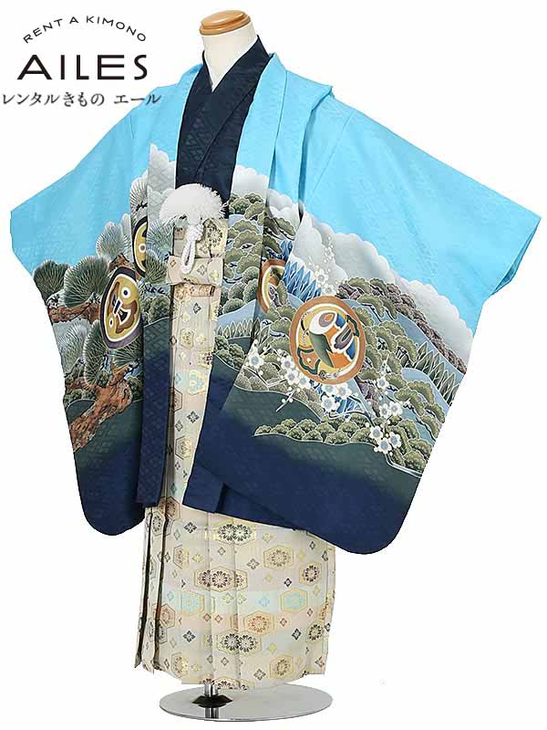 ●商品詳細適用サイズ5歳の標準サイズ（身長110cm〜120cm） ●素材・表地：合成繊維・裏地：合成繊維●袴セット寸法　肩裄51cm/羽織丈65cm/袴紐下丈60cm寸法見本はこちらをご覧ください。※サイズ調整が必要な場合があります●セット内容・着物・袖なし長襦袢・羽織・ 簡易袴（角帯セットマジックテープ）・足袋・草履・扇子・懐剣・羽織紐・お守り・サスペンダー※着付けに必要なタオルはご準備ください。 ※着物と袴以外の角帯や小物などはお選び頂いた袴に合わせて当店スタッフがコーディネートさせていただきます。●レンタル期間レンタル期間は商品がお手元に届いた日 （ご利用日の2日前）から3泊4日です。ご利用の翌日までにご返送下さい。●返却方法送料は往復無料です。※北海道・沖縄・離島一部地域を除く同封したヤマト運輸の着払い伝票でお送りください。※ヤマト運輸以外での返却の場合 送料はお客様の方でご負担下さい。※クリーニングなどの後始末は一切不要です。※注意：モニターの発色の具合によって実際のものと色が異なる場合があります。※簡単なサイズ調整（腰紐にて）が必要な場合があります。 ※箱タイプでの配送となります。&nbsp;七五三 着物【レンタル】 かんたん七五三 5歳 袴レンタル AO5113　水色 鷹と松 男児 七五三袴 羽織袴 袴セット 貸衣装 和装 お正月 お祝い 卒園式 きもの 5歳 男の子 人気柄 子供 着物 753 かっこいい 人気 新品足袋プレゼント 往復送料無料 七五三などにご利用ください。 写真（左）全身（上）前アップ ※商品の色については、画面を表示するモニターによって実際と多少異なる場合がございます。 1012-00700 商品詳細 ●素材 ・表地：合成繊維 ・裏地：合成繊維 　　寸法の見方はこちらを参照して下さい。 ●標準サイズ 身長： 110cm〜120cm位