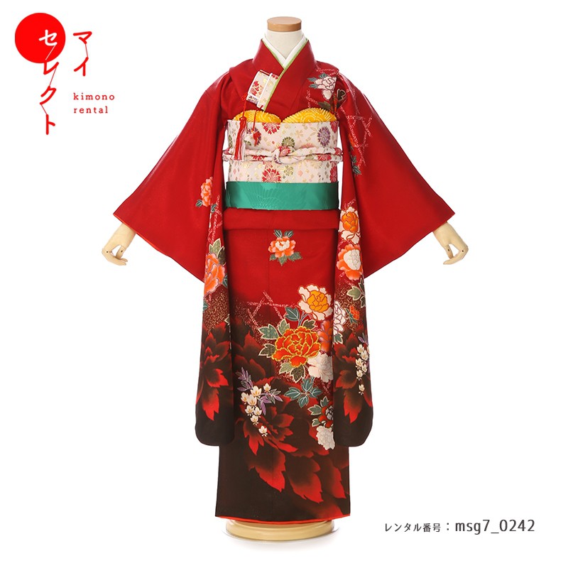 鮮やかな赤に豪華な牡丹。正統派な王道着物。女の子着物の王道と言えば、赤色をイメージする方が多いのではないでしょうか。気品がある鮮やかな色が目を惹きつけます。「赤色」には、昔から厄除けの意味があり、この先も素敵な人生を歩めるようお守りのような役割があります。また赤は神聖な色とされ、一般の人々が着用を許されなかった時代もあり、憧れが強い色でもありました。このようなところから格調の高さや凛とした強さを感じます。そして王道の赤には、伝統的な吉祥文様が合い、古典的で正統派な装いに仕上がりました。豪華に描かれる「牡丹」。たくさんの花弁があり、「百花の王」と呼ばれ、富貴、高貴、幸福を表しています。花の文様は、女性らしく華やかな印象を与えます。最も記憶に残る色とされている赤の着物に、縁起のいい美しい花が描かれるこちらの着物。正式なイベントには、やはり正統派着物を着たい方におすすめします。伝統的な装いをすることで、普段感じることのない素晴らしい日本文化を実感できます。また着物の色や文様の意味を知り、お祝いの気持ちや、これからの願いを着物に重ねてみると、忘れられない一着になるでしょう。商品詳細商品番号msg7_0242素材高級ポリエステルサイズ裄52cm・身丈131cm・袖丈74対応身長110cmから125cm位＞＞画像・動画で見るサイズの選び方＜＜コーディネート女の子七五三（7歳女の子用）に含まれる物：着物、長襦袢(カット袖)、作り帯、草履、バッグ、帯揚げ、箱迫、帯〆、しごき、末広（扇子）、足袋、腰紐(3本)、コーリンベルト、伊達締め、髪飾り注意事項※レンタル品です。販売用ではありません。※マネキン人形に付いている着物・付属品小物セットと各単品写真画像の帯・草履・バッグ・髪飾りがとどきます。（写真画像で掲載していない小物は当店にて合わせます。）＞＞例外的に小物が変わる可能性について＜＜※商品小物のご要望、ご変更はお断りをさせて頂いておりますので、ご了承の程よろしくお願い致します。※髪飾りや箱迫は取れやすいので、無くしたりなどご注意下さい。※商品の色目につきましては、お客様のご覧になられますパソコン機器及びモニタなどの違いにより実際の商品素材の色と相違する場合が御座います。予めご了承下さい。※七五三のお子様足袋はストレッチ素材のため、伸び縮みすることできるので、簡単に履けます。(ソックスタイプ)レンタル前にご予約状況と対応サイズを必ずご確認ください!※ご利用日が○であれば前後日が×だとしても借りることができます。