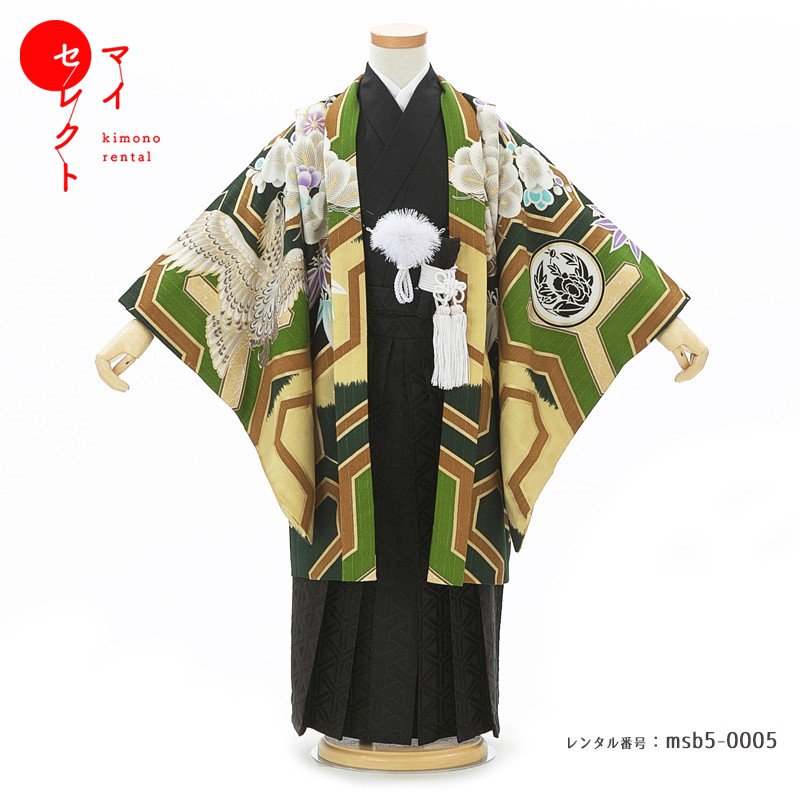 「鷹」は先を見通す力。「矢」は的を射る力。黒でクールにまとめた着物と印象的な羽織のコーディネートがシンプルでかっこいい1着です。近年の七五三の着物は、袴にもグラデーションや派手な柄があしらわれていることが多く、シンプル好きの方には少し派手過ぎる印象のものも多いです。ですがこちらのお着物は、着物と袴は黒に抑え、羽織の柄の豪華さが際立つコーディネートになっています！正面と背面にあしらわれているのが、鋭い目と爪を持った鷹。鷹といえば、初夢でみると縁起が良い「一富士、二鷹、三茄子」と言われるほど、日本人にとって馴染深い存在です。なぜ鷹は縁起が良いかご存知ですか？優雅に空を飛びながら、その鋭い眼力で獲物を見つけ、一度大きな爪で獲物を掴んだら離さない。そんな鷹の先見の目とチャンスをがっちり掴む力にあやかり、そんな目と力を持った大人に育ちますようにという願いが込められているんです。鷹の下には矢筒に入った矢があしらわれています。矢は武士の象徴だったため、逞しさを表すと同時に「的を射る」という意味を持っています。先を読み、しっかりと目的を達成できる男の子に成長して欲しい！というご両親の願いを着物に込めてみてはいかがでしょうか。商品詳細商品番号msb5_0005ブランド高橋大輔×JAPAN STYLE素材高級ポリエステルサイズ裄49cm・ハカマ丈57cm対応身長103cmから118cm位＞＞画像・動画で見るサイズの選び方＜＜↑足袋サイズ・雪駄のサイズの説明有り。コーディネート男の子七五三（5歳セット）に含まれる物：着物・羽織・袖なし襦袢・袴・草履・扇子・腰紐（2本）・足袋・サスペンダー・羽織紐・懐剣・角帯※簡単な着付けマニュアルをお付けします。注意事項※レンタル品です。販売用ではありません。 ※画像で確認できる小物はマネキン人形のセットとなります（写真画像で掲載していない小物は当店にて合わせます。）＞＞例外的に小物が変わる可能性について＜＜ ※商品小物のご要望、ご変更はお断りをさせて頂いておりますので、ご了承の程よろしくお願い致します。 ※商品の色目につきましては、お客様のご覧になられますパソコン機器及びモニタなどの違いにより実際の商品素材の色と相違する場合が御座います。予めご了承下さい。※七五三のお子様足袋はストレッチ素材のため、伸び縮みすることできるので、簡単に履けます。(ソックスタイプ)レンタル前にご予約状況と対応サイズを必ずご確認ください!※ご利用日が○であれば前後日が×だとしても借りることができます。