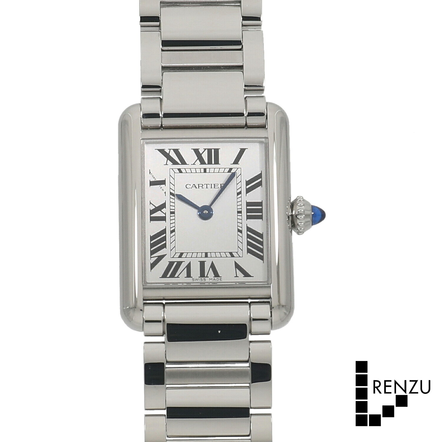 商品スペック商品コード / Item CodeC9884ブランド / Brandsカルティエ / CARTIERモデル / Modelタンク マスト ウォッチ SM ソーラービートTANK MUST WATCH SM SOLAR BEAT型番 / Reference numberWSTA0121コンディション / Condition新品 / BRAND NEW素材 / Materialsステンレス / SS文字盤 / Dial colorシルバー / SILVERムーブメント / Movementソーラー / SOLARキャリバー / Caliberケースサイズ（横×縦） / Case Size（W×H）22×29.5mm（リューズ含まず）　※ケースサイズについてはコチラブレスレット内径 / Perimeter of Band最大 約16.5cm　※ブレス調整についてはコチラ重量 / Weight76g付属品 / Accessories箱・保証書など一式※一部ブランドでは国際保証書や取扱説明書などがWEB上での閲覧（ダウンロード）式となり付属致しません。当店保証 / Our guarantee3年　※保証についてはコチラ※正常なご使用で生じた内部機械の自然故障に限りますモデルについて / Features2024年の新作タンクウォッチは遡る事100年以上前の1917年にプロトタイプが制作され2年後の1919年に発売となって以来、カルティエを代表するアイコンとして多くの男女を魅了し高い人気を誇り続けています。MUST＝持つべきモノという意味が込められたマストコレクションでもラインナップされたタンクも長らく廃盤となっていましたが、昨今の人気の高まりもありデザイン意匠は正統に受け継ぎながらもモダンなテイストを取り入れるなどの進化を遂げ2021年に復活しました。型抜きされたローマ数字のインデックスより光を受ける事で動力を確保するソーラー式のムーブメントを搭載しています。2025年に型番変更があり「WSTA0091」から「WSTA0121」へ変更され、裏蓋のネジの仕様も変更されています。返品・交換について / Return policy通信販売限定 安心の返品保証制度 対象商品※返品保証制度の諸条件はコチラNEW ARRIVAL