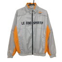 商品説明 ブランド le coq sportif アイテム 2WAYジャケット 表記サイズ M ※海外サイズの場合もございます。必ず実寸サイズをご確認ください。 実寸サイズ 身幅：約60cm 袖丈：約25/61cm 肩幅：約50cm 着丈：約64cm ※実寸サイズの採寸方法については、こちらをご覧ください。 特徴・仕様 付属品 商品ランク B+ コメント ネック・腹部・背中・袖口汚れ ★ 実寸サイズは、平台に平置きして外寸を測定しておりますので、商品によっては若干の誤差が生じます。数cmの誤差は予めご了承くださいませ。 ★ 商品詳細の追記・訂正をする場合がございますので、必ず最下段までお読みください。 商品ランク（ゴルフウェア） N 新品（タグ付き) S 新品未使用品（タグなし） A+ 使用感や汚れ等がない、または目立たない綺麗な中古品 A 使用感や汚れ等が少ない美品や良品 B+ 使用感や中小の汚れ等がある一般的な中古品 B 使用感や大中の汚れ等がある一般的な中古品 C 使用感や大中の汚れ、小さな穴等がある中古品 商品ランク（ゴルフシューズ） N 新品（タグ付き) S 新品未使用品（タグなし） A+ しわや汚れ等がない、または少ない綺麗な中古品 A しわや小さな汚れはあるが、使用感が少ない美品や良品 B+ しわや中小の汚れ、使用感がある一般的な中古品 B しわや大中の汚れ、使用感がある一般的な中古品 C しわや大中の汚れ、使用感がある中古品 D しわや大きな汚れ、使用感がある中古品 &nbsp;★A+～CランクはUSED品となりますので、神経質な方はご入札をお控えください。 &nbsp;★Nランクは新品商品ですが、一部保管時による汚れ等があります。商品説明や写真で必ずご確認ください。　