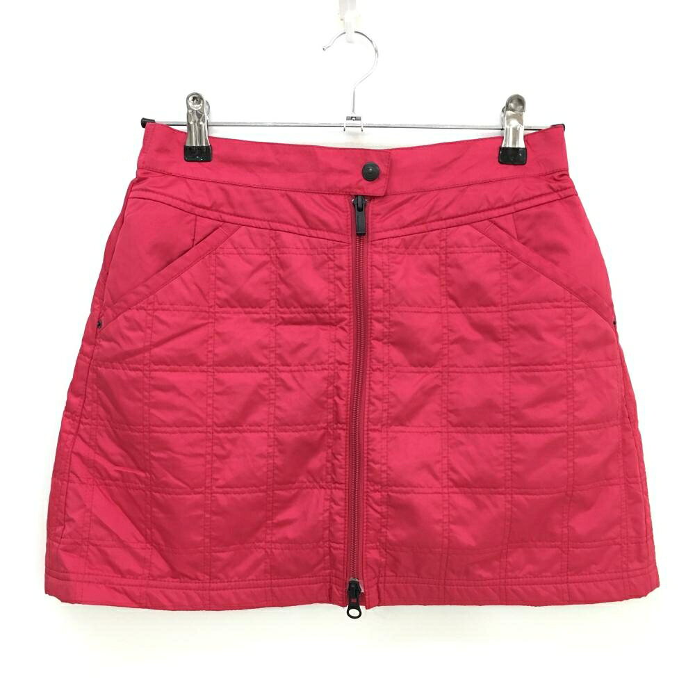 商品説明 ブランド Munsingwear アイテム 中綿スカート 表記サイズ M ※海外サイズの場合もございます。必ず実寸サイズをご確認ください。 実寸サイズ 　ウエスト：約34.5cm　スカート丈：約38cm ※実寸サイズの採寸方法については、こちらをご覧ください。 ★実寸サイズは平台に平置きして外寸を測定しており、商品によっては若干の誤差が生じます。数cmの誤差は予めご了承くださいませ。 特徴・仕様 バックロゴ　 付属品 商品ランク A+ コメント 商品ランク（ゴルフウェア） N 新品（タグ付き) S 新品未使用品（タグなし） A+ 使用感や汚れ等がない、または目立たない綺麗な中古品 A 使用感や汚れ等が少ない美品や良品 B+ 使用感や中小の汚れ等がある一般的な中古品 B 使用感や大中の汚れ等がある一般的な中古品 C 使用感や大中の汚れ、小さな穴等がある中古品 商品ランク（ゴルフシューズ） N 新品（タグ付き) S 新品未使用品（タグなし） A+ しわや汚れ等がない、または少ない綺麗な中古品 A しわや小さな汚れはあるが、使用感が少ない美品や良品 B+ しわや中小の汚れ、使用感がある一般的な中古品 B しわや大中の汚れ、使用感がある一般的な中古品 C しわや大中の汚れ、使用感がある中古品 D しわや大きな汚れ、使用感がある中古品 &nbsp;★A+～CランクはUSED品となりますので、神経質な方はご入札をお控えください。 &nbsp;★Nランクは新品商品ですが、一部保管時による汚れ等があります。商品説明や写真で必ずご確認ください。　