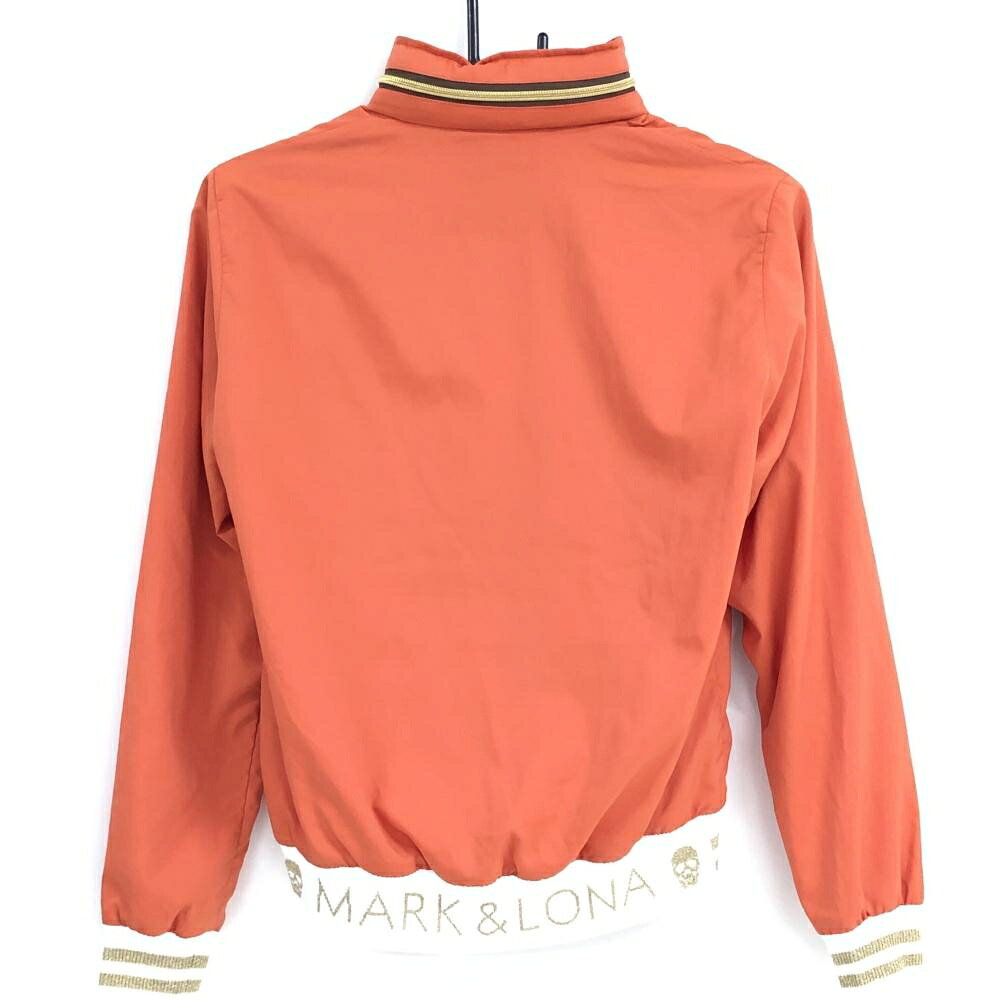 【超美品】マークアンドロナ ジャケット オレンジ 裾ロゴ・スカル メッシュ裏地 フード収納可 レディース ゴルフウェア MARK＆LONA