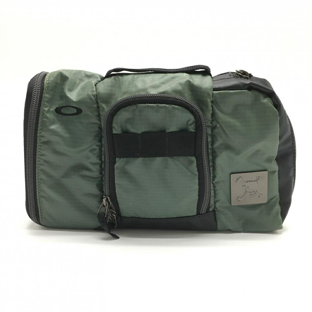 商品説明 ブランド Oakley アイテム ポーチ 表記サイズ ※海外サイズの場合もございます。必ず実寸サイズをご確認ください。 実寸サイズ 　底幅：約28cm　高さ：約19cm　奥行き(マチ)：約5cm　持ち手：約3.5cm ※実寸サイズの採寸方法については、こちらをご覧ください。 ★実寸サイズは平台に平置きして外寸を測定しており、商品によっては若干の誤差が生じます。数cmの誤差は予めご了承くださいませ。 特徴・仕様 付属品 商品ランク B+ コメント 商品ランク（ゴルフウェア） N 新品（タグ付き) S 新品未使用品（タグなし） A+ 使用感や汚れ等がない、または目立たない綺麗な中古品 A 使用感や汚れ等が少ない美品や良品 B+ 使用感や中小の汚れ等がある一般的な中古品 B 使用感や大中の汚れ等がある一般的な中古品 C 使用感や大中の汚れ、小さな穴等がある中古品 商品ランク（ゴルフシューズ） N 新品（タグ付き) S 新品未使用品（タグなし） A+ しわや汚れ等がない、または少ない綺麗な中古品 A しわや小さな汚れはあるが、使用感が少ない美品や良品 B+ しわや中小の汚れ、使用感がある一般的な中古品 B しわや大中の汚れ、使用感がある一般的な中古品 C しわや大中の汚れ、使用感がある中古品 D しわや大きな汚れ、使用感がある中古品 &nbsp;★A+～CランクはUSED品となりますので、神経質な方はご入札をお控えください。 &nbsp;★Nランクは新品商品ですが、一部保管時による汚れ等があります。商品説明や写真で必ずご確認ください。　