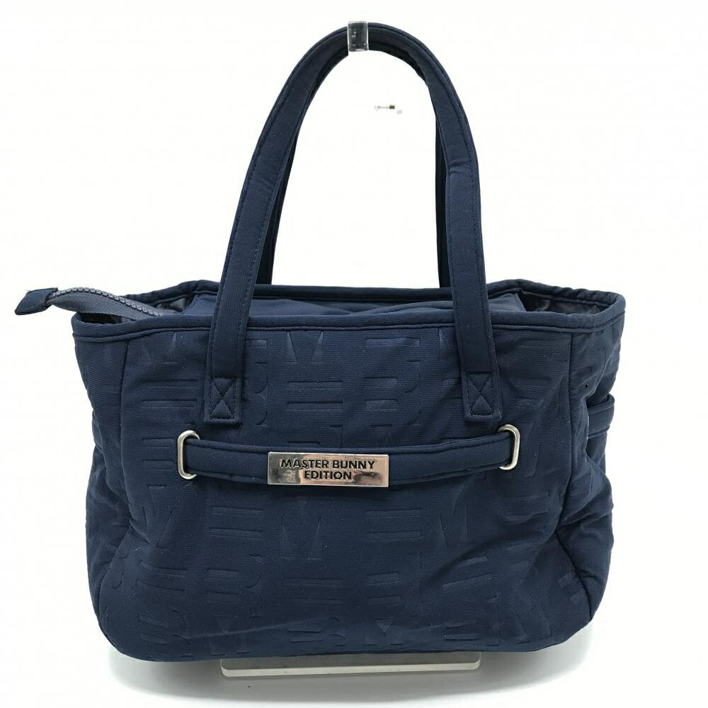 商品説明 ブランド MASTER BUNNY EDITION アイテム カートバッグ 表記サイズ ※海外サイズの場合もございます。必ず実寸サイズをご確認ください。 実寸サイズ 　底幅：約25cm　高さ：約19.5cm　奥行き(マチ)：約13cm　持ち手：約13cm ※実寸サイズの採寸方法については、こちらをご覧ください。 ★実寸サイズは平台に平置きして外寸を測定しており、商品によっては若干の誤差が生じます。数cmの誤差は予めご了承くださいませ。 特徴・仕様 付属品 商品ランク B コメント 内ポケット ハンドル・ファスナートップ・ジップ周り・底面汚れ、側面上部3mm程度の穴あき 商品ランク（ゴルフウェア） N 新品（タグ付き) S 新品未使用品（タグなし） A+ 使用感や汚れ等がない、または目立たない綺麗な中古品 A 使用感や汚れ等が少ない美品や良品 B+ 使用感や中小の汚れ等がある一般的な中古品 B 使用感や大中の汚れ等がある一般的な中古品 C 使用感や大中の汚れ、小さな穴等がある中古品 商品ランク（ゴルフシューズ） N 新品（タグ付き) S 新品未使用品（タグなし） A+ しわや汚れ等がない、または少ない綺麗な中古品 A しわや小さな汚れはあるが、使用感が少ない美品や良品 B+ しわや中小の汚れ、使用感がある一般的な中古品 B しわや大中の汚れ、使用感がある一般的な中古品 C しわや大中の汚れ、使用感がある中古品 D しわや大きな汚れ、使用感がある中古品 &nbsp;★A+～CランクはUSED品となりますので、神経質な方はご入札をお控えください。 &nbsp;★Nランクは新品商品ですが、一部保管時による汚れ等があります。商品説明や写真で必ずご確認ください。　