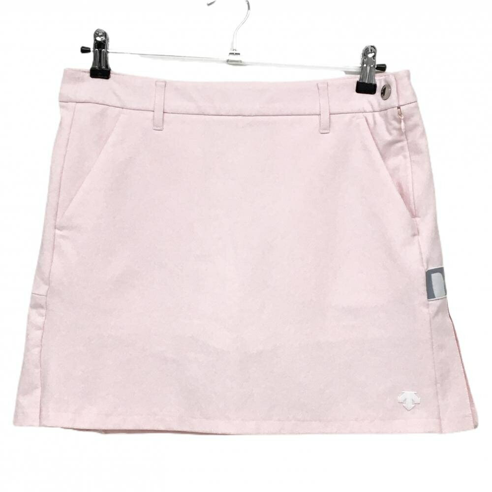 商品説明 ブランド DESCENTE アイテム スカート 表記サイズ 70/O ※海外サイズの場合もございます。必ず実寸サイズをご確認ください。 実寸サイズ 　ウエスト：約39.5cm　スカート丈：約37cm ※実寸サイズの採寸方法については、こちらをご覧ください。 ★実寸サイズは平台に平置きして外寸を測定しており、商品によっては若干の誤差が生じます。数cmの誤差は予めご了承くださいませ。 特徴・仕様 適応時期 春 ・ 夏 ・ 秋 商品ランク B+ コメント ポケット横・ヒップ汚れ 商品ランク（ゴルフウェア） N 新品（タグ付き) S 新品未使用品（タグなし） A+ 使用感や汚れ等がない、または目立たない綺麗な中古品 A 使用感や汚れ等が少ない美品や良品 B+ 使用感や中小の汚れ等がある一般的な中古品 B 使用感や大中の汚れ等がある一般的な中古品 C 使用感や大中の汚れ、小さな穴等がある中古品 商品ランク（ゴルフシューズ） N 新品（タグ付き) S 新品未使用品（タグなし） A+ しわや汚れ等がない、または少ない綺麗な中古品 A しわや小さな汚れはあるが、使用感が少ない美品や良品 B+ しわや中小の汚れ、使用感がある一般的な中古品 B しわや大中の汚れ、使用感がある一般的な中古品 C しわや大中の汚れ、使用感がある中古品 D しわや大きな汚れ、使用感がある中古品 &nbsp;★A+～CランクはUSED品となりますので、神経質な方はご入札をお控えください。 &nbsp;★Nランクは新品商品ですが、一部保管時による汚れ等があります。商品説明や写真で必ずご確認ください。　
