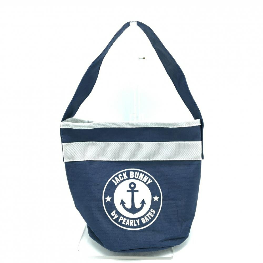 商品説明 ブランド Jack Bunny アイテム カートバッグ 表記サイズ ※海外サイズの場合もございます。必ず実寸サイズをご確認ください。 実寸サイズ 　底幅：約16cm　高さ：約20cm　奥行き(マチ)：約15.5cm　持ち手：約14cm ※実寸サイズの採寸方法については、こちらをご覧ください。 ★実寸サイズは平台に平置きして外寸を測定しており、商品によっては若干の誤差が生じます。数cmの誤差は予めご了承くださいませ。 特徴・仕様 付属品 商品ランク A コメント 薄汚れ 商品ランク（ゴルフウェア） N 新品（タグ付き) S 新品未使用品（タグなし） A+ 使用感や汚れ等がない、または目立たない綺麗な中古品 A 使用感や汚れ等が少ない美品や良品 B+ 使用感や中小の汚れ等がある一般的な中古品 B 使用感や大中の汚れ等がある一般的な中古品 C 使用感や大中の汚れ、小さな穴等がある中古品 商品ランク（ゴルフシューズ） N 新品（タグ付き) S 新品未使用品（タグなし） A+ しわや汚れ等がない、または少ない綺麗な中古品 A しわや小さな汚れはあるが、使用感が少ない美品や良品 B+ しわや中小の汚れ、使用感がある一般的な中古品 B しわや大中の汚れ、使用感がある一般的な中古品 C しわや大中の汚れ、使用感がある中古品 D しわや大きな汚れ、使用感がある中古品 &nbsp;★A+～CランクはUSED品となりますので、神経質な方はご入札をお控えください。 &nbsp;★Nランクは新品商品ですが、一部保管時による汚れ等があります。商品説明や写真で必ずご確認ください。　